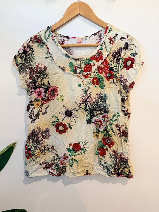 Thanh Duyen Floral Tee Shirt Size 6 | U/Arm to U/Arm 51cm