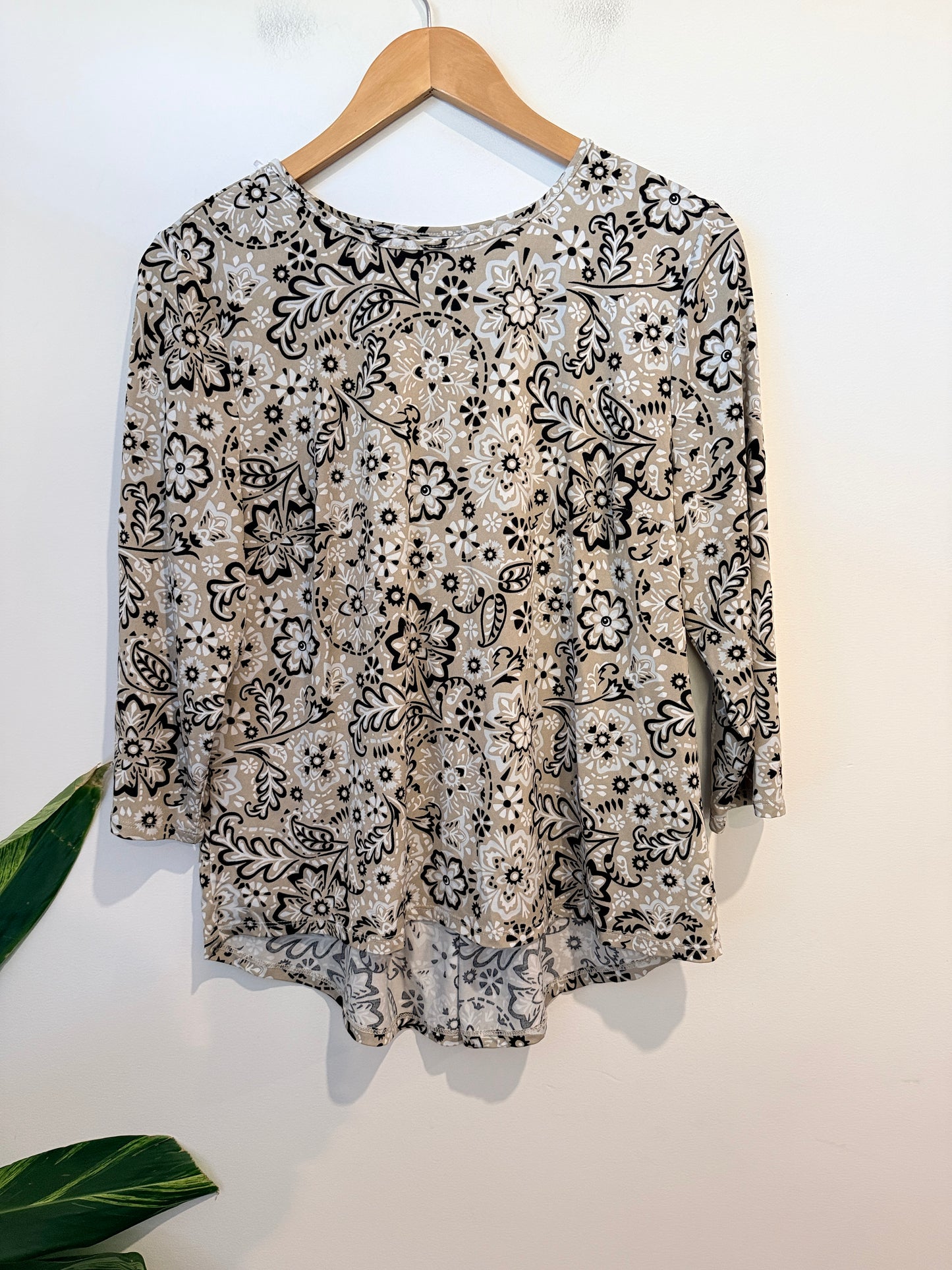 Brand Unknown 3/4 Sleeve Floral Print Shirt Size U/Arm to U/Arm 52cm