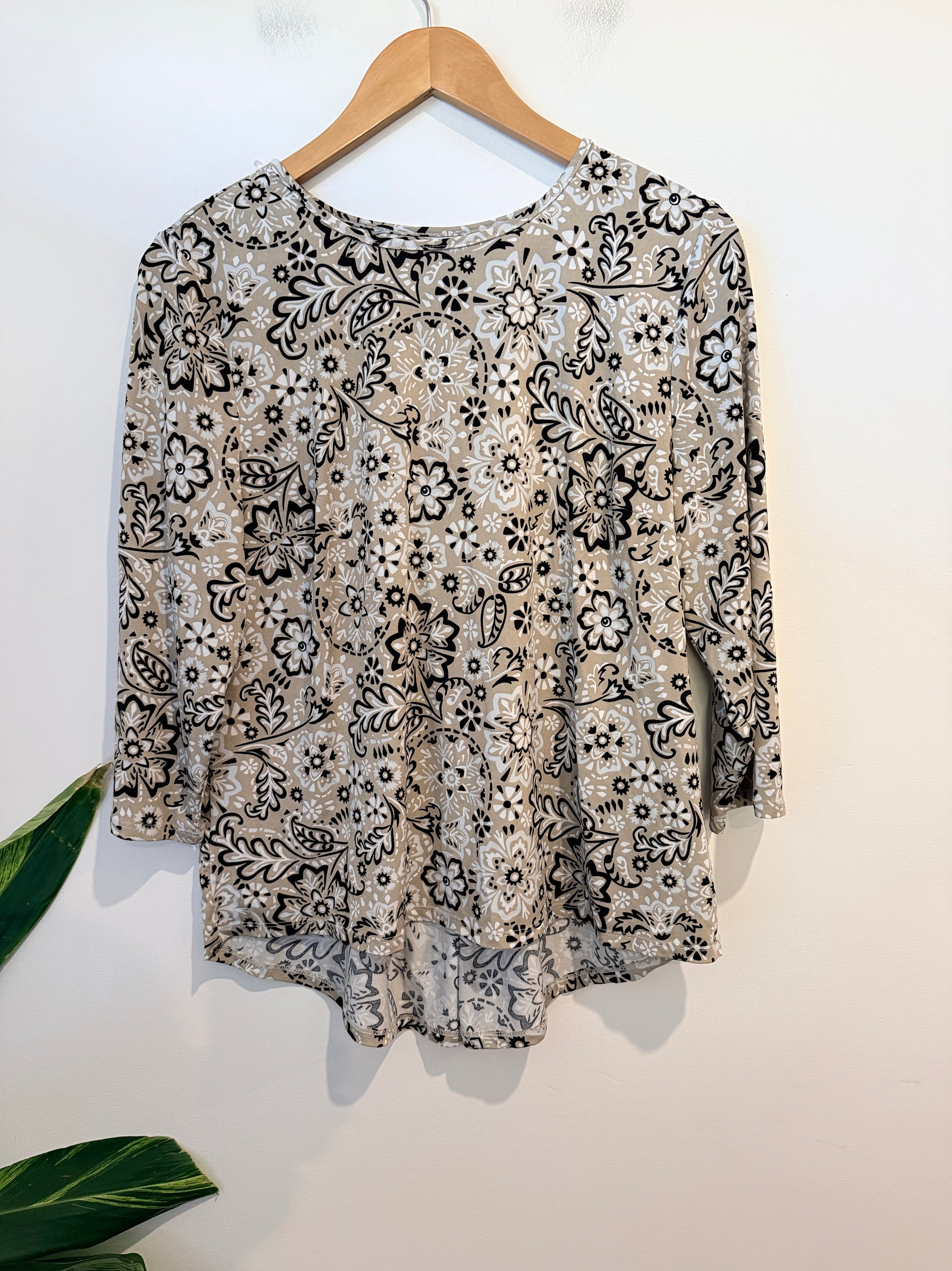 Brand Unknown 3/4 Sleeve Floral Print Shirt Size U/Arm to U/Arm 52cm