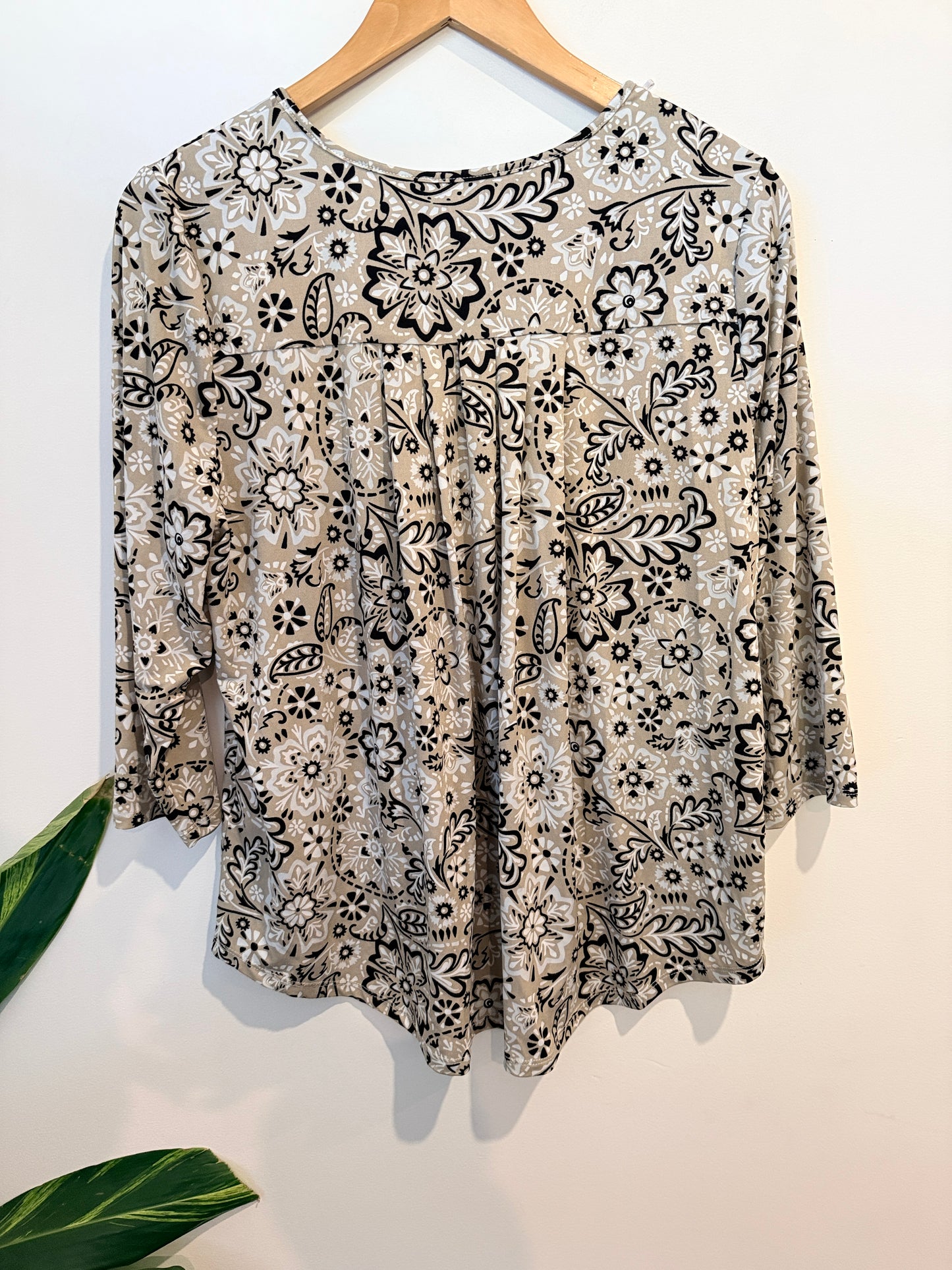 Brand Unknown 3/4 Sleeve Floral Print Shirt Size U/Arm to U/Arm 52cm
