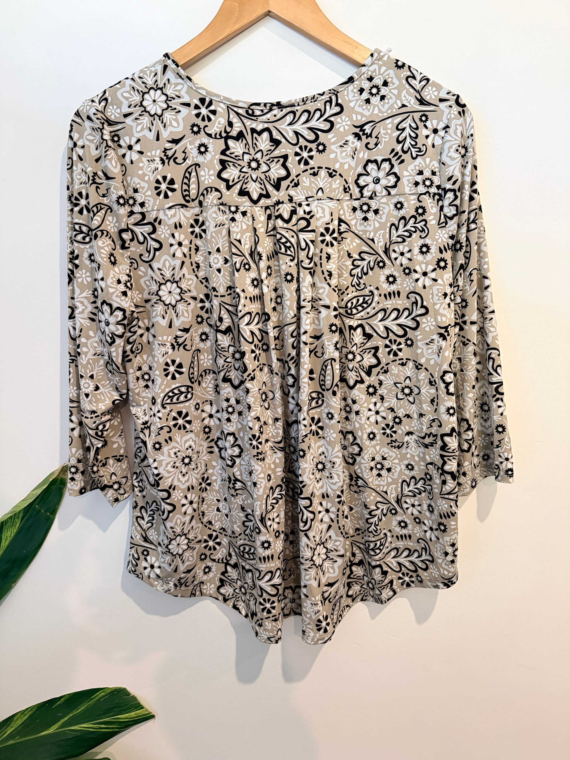 Brand Unknown 3/4 Sleeve Floral Print Shirt Size U/Arm to U/Arm 52cm