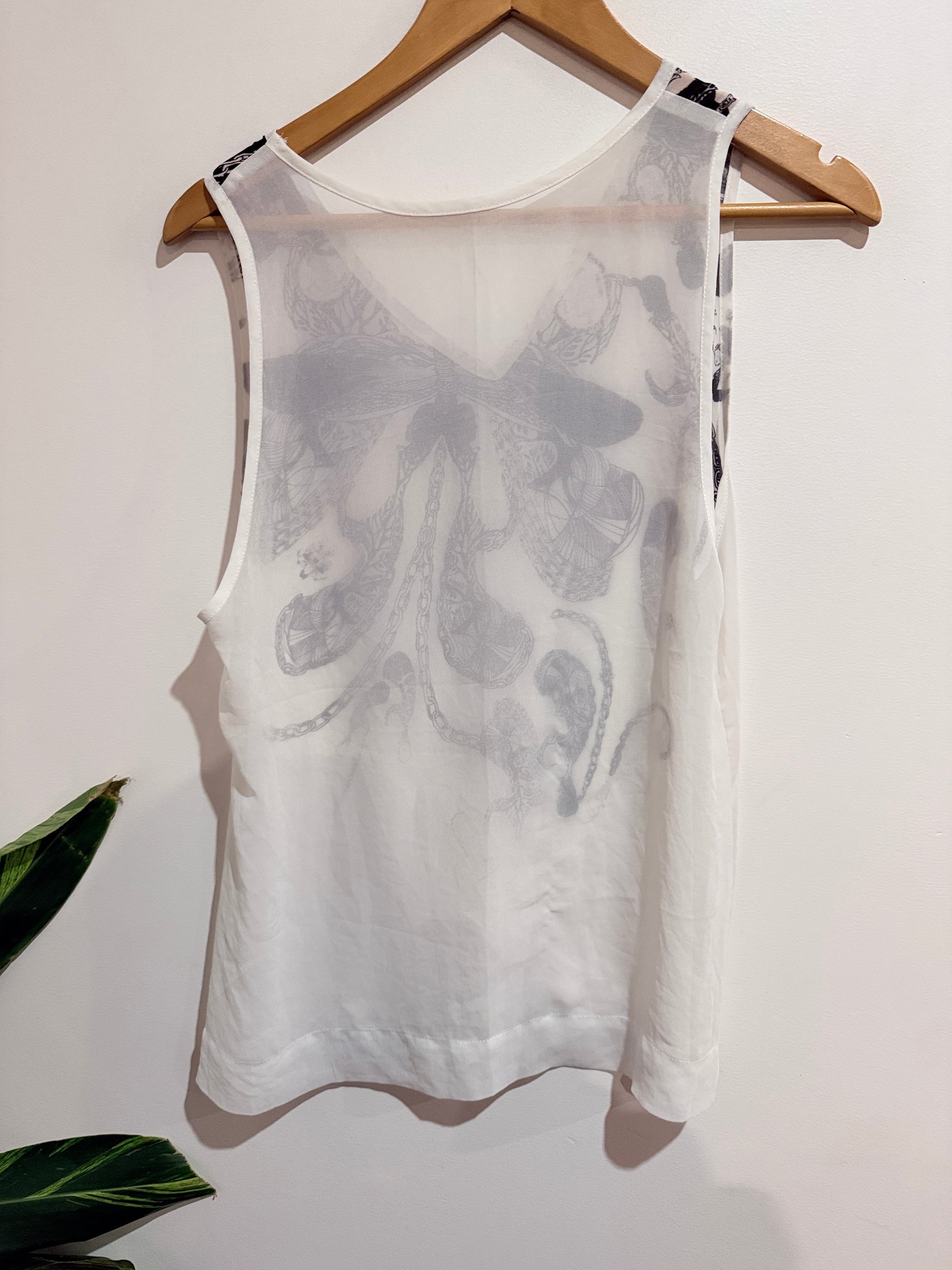 Brand Unknown Sleeveless V-neck Top Size U/Arm to U/Arm 47cm