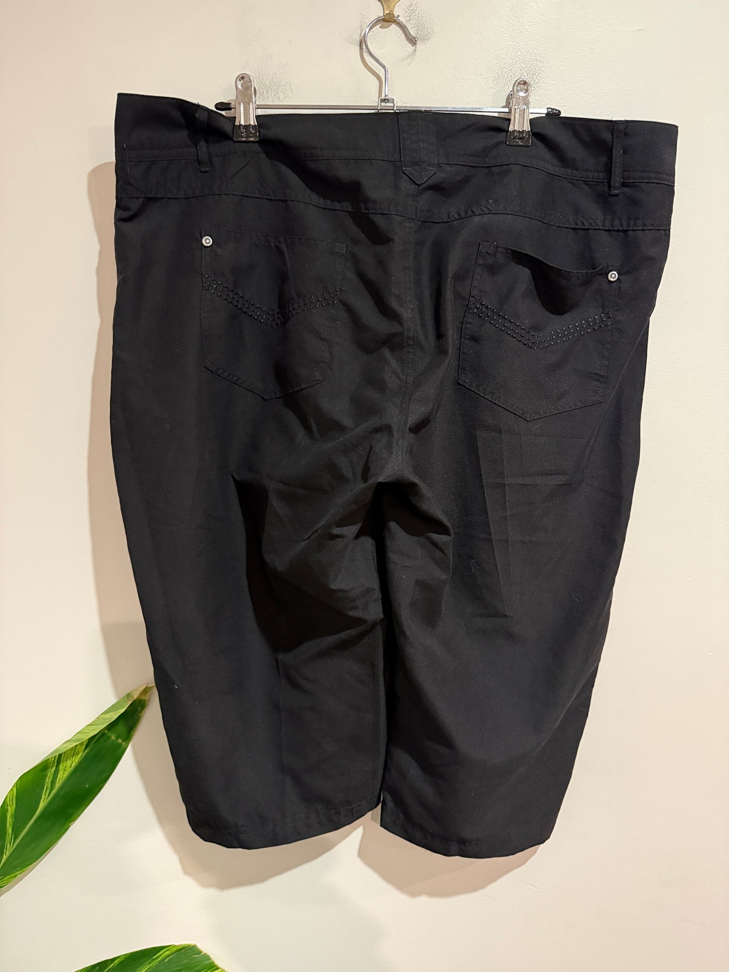 Resort Black Cropped Capri Pants