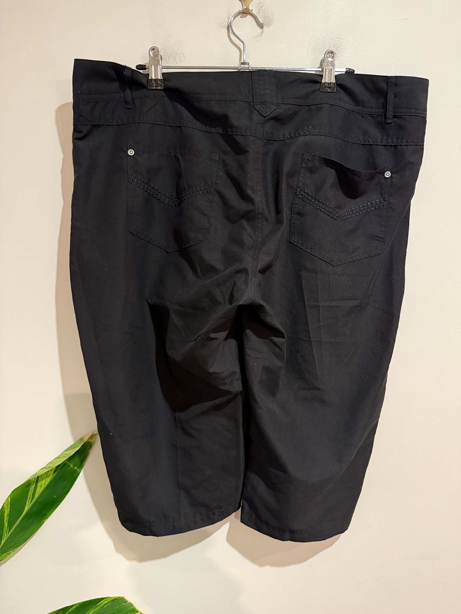 Resort Black Cropped Capri Pants