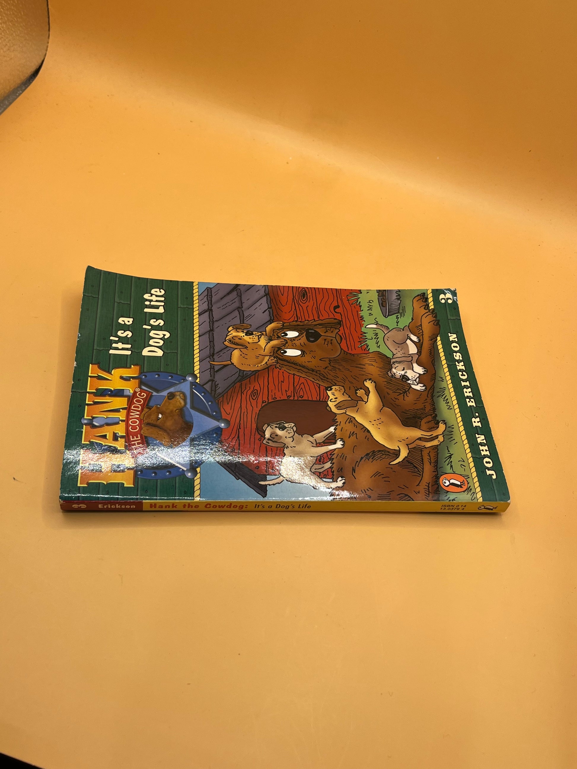 It's a Dog's Life (Hank the Cowdog, No. 3)