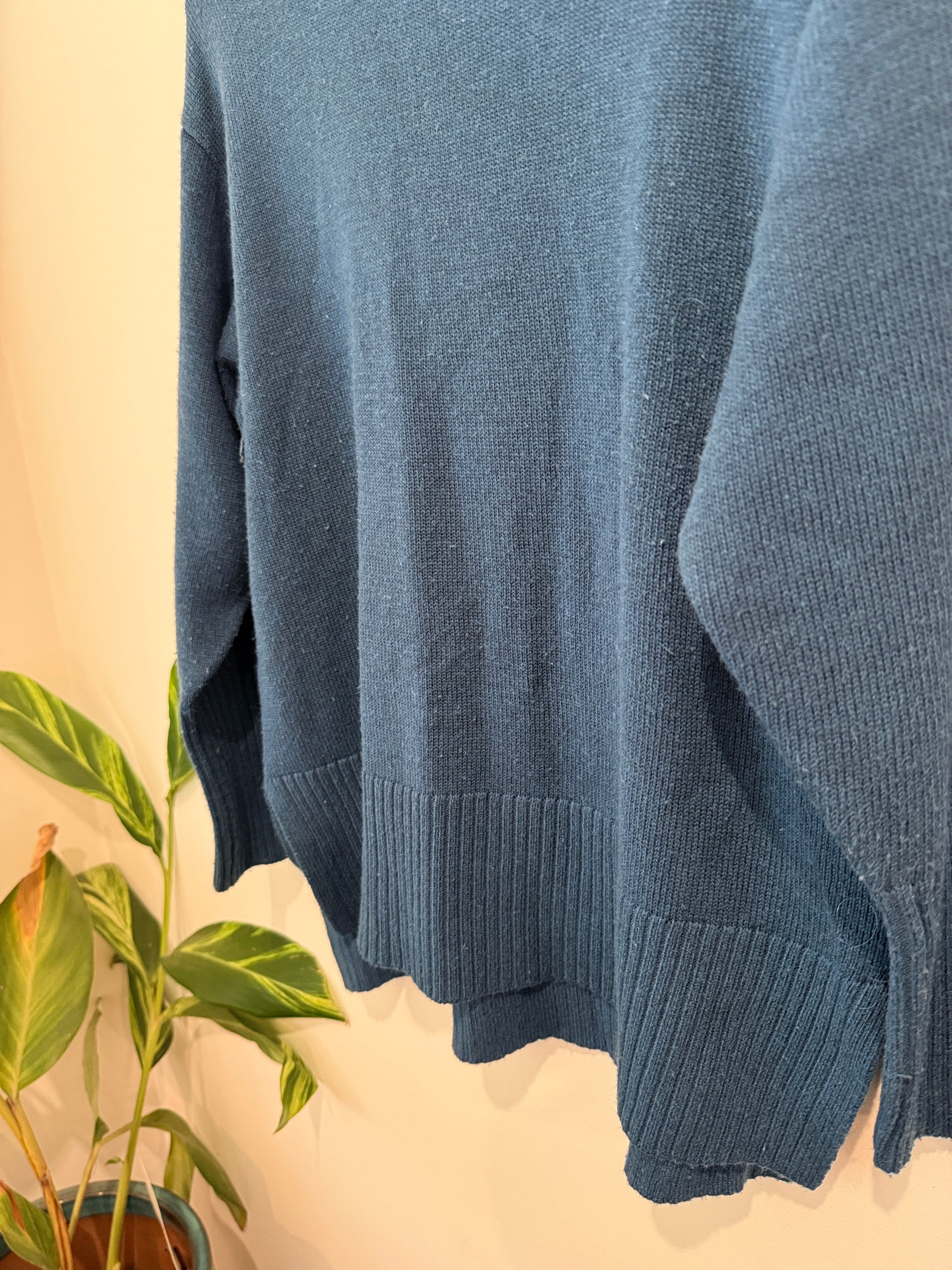 Twin Lakes Navy Knit V-Neck Jumper - Size M/L