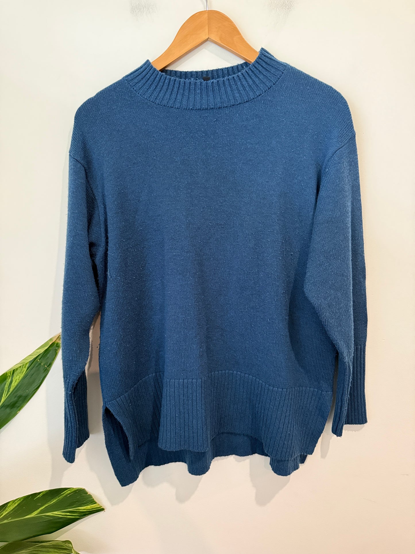 Twin Lakes Navy Knit V-Neck Jumper - Size M/L