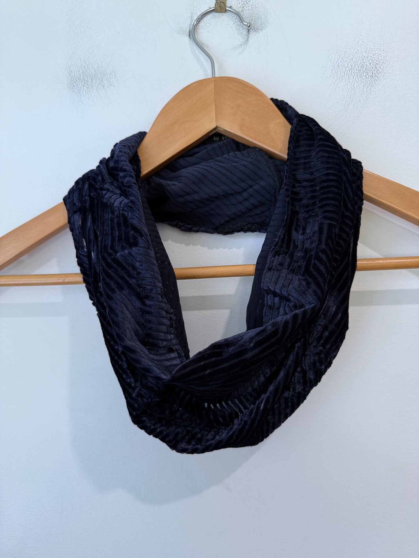 Succhi Collection Navy Velvet Infinity Scarf