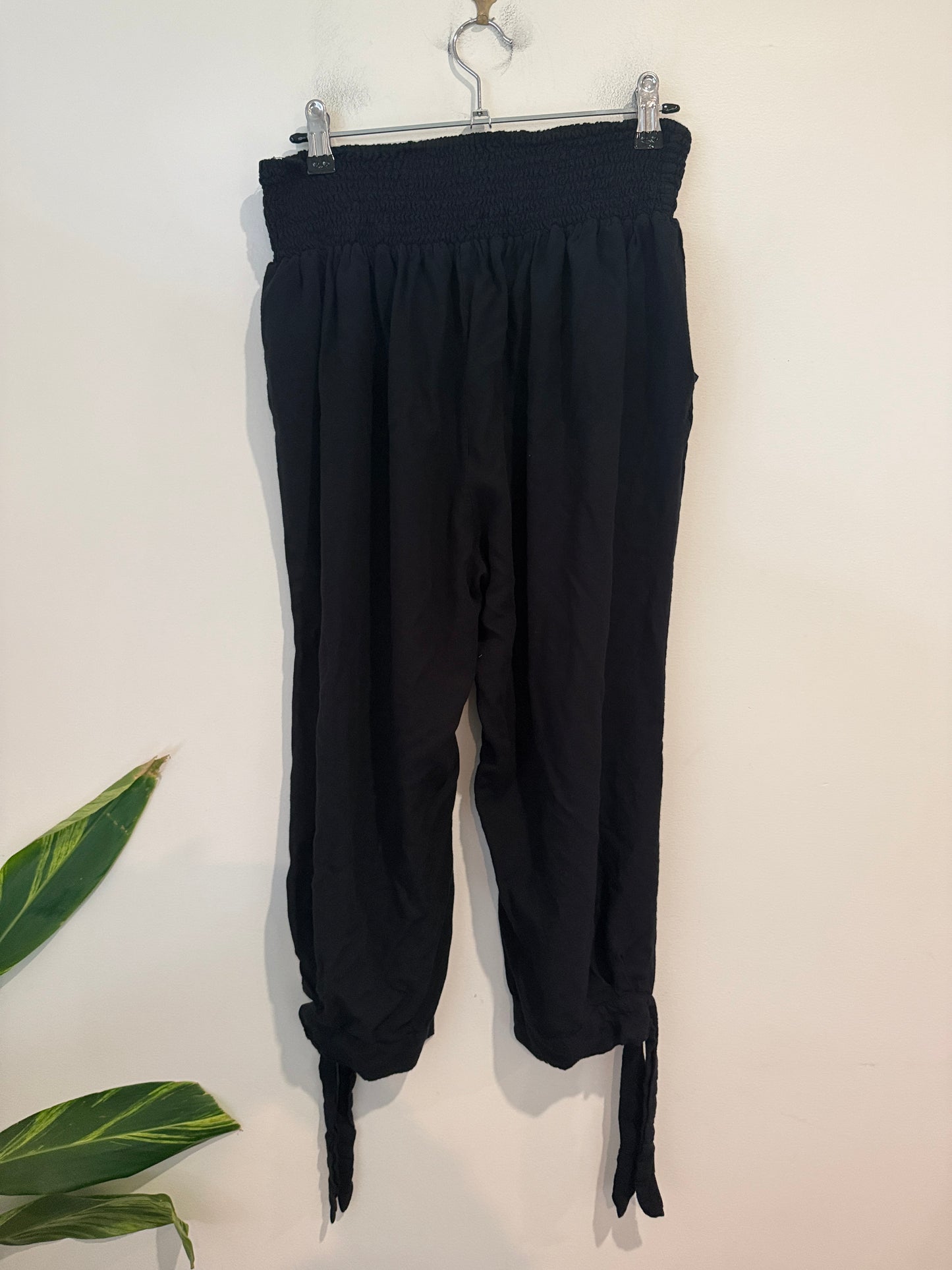 FREEZ Black Shirred Skirt/Pant Size L