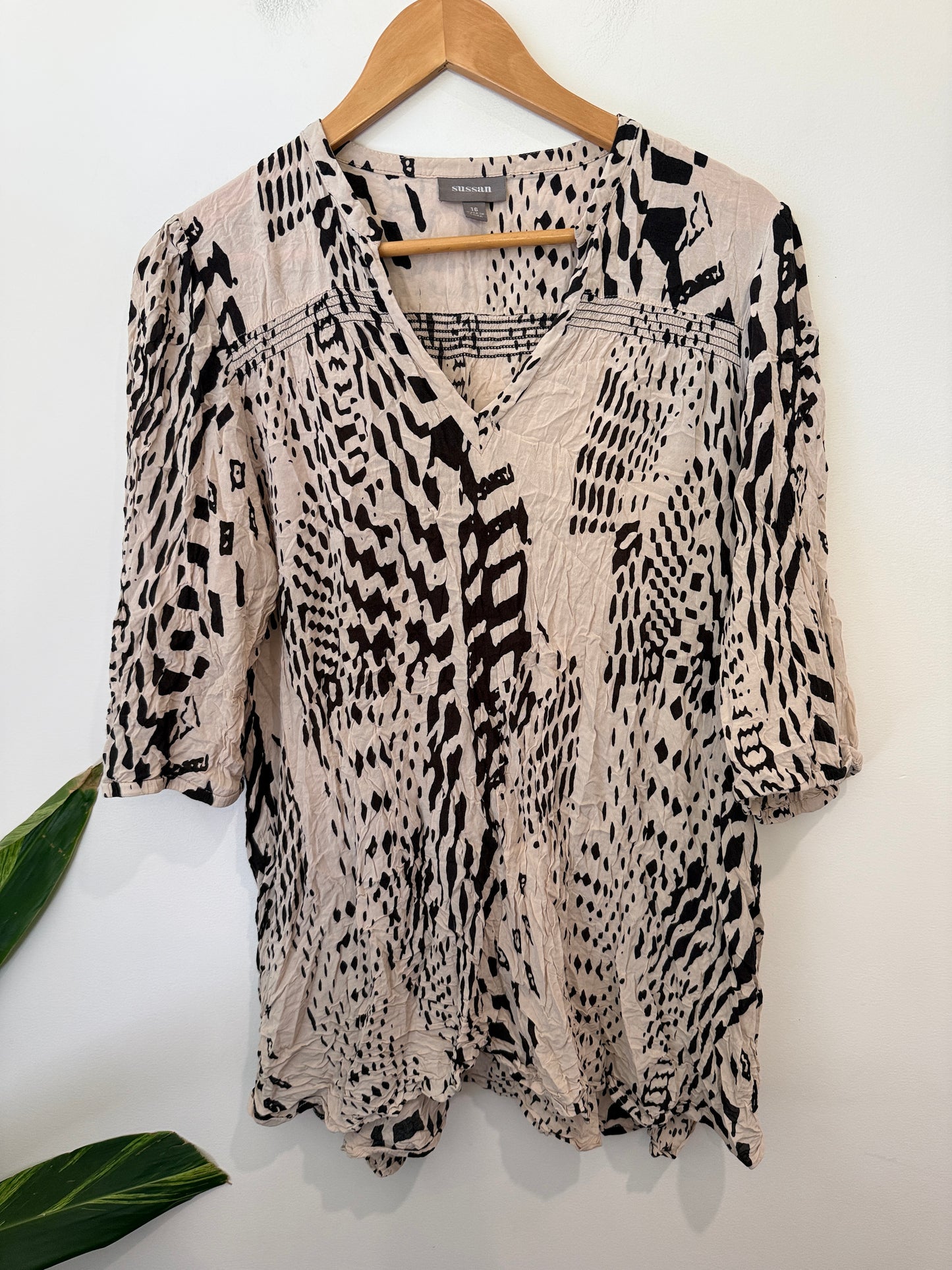 Sussan Animal-print V-neck Shirt Size 16