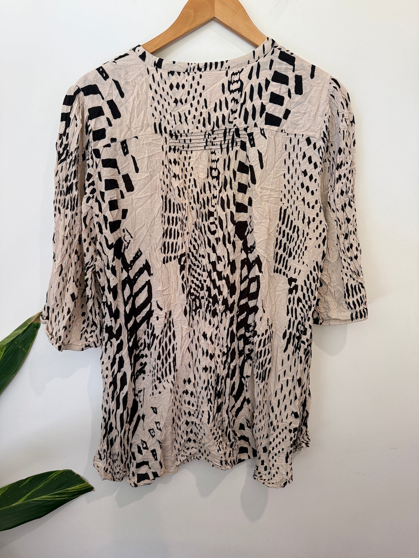Sussan Animal-print V-neck Shirt Size 16