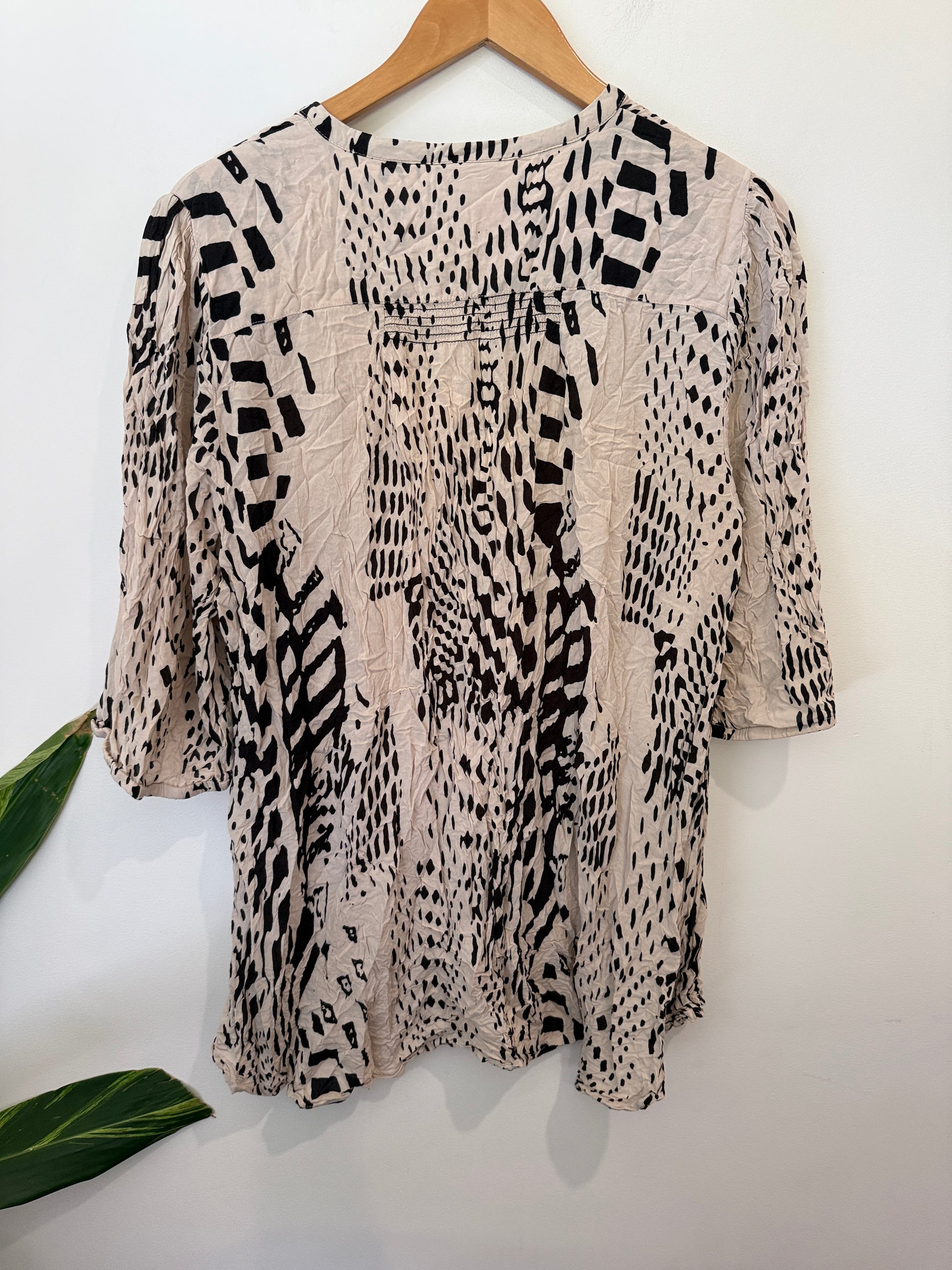 Sussan Animal-print V-neck Shirt Size 16