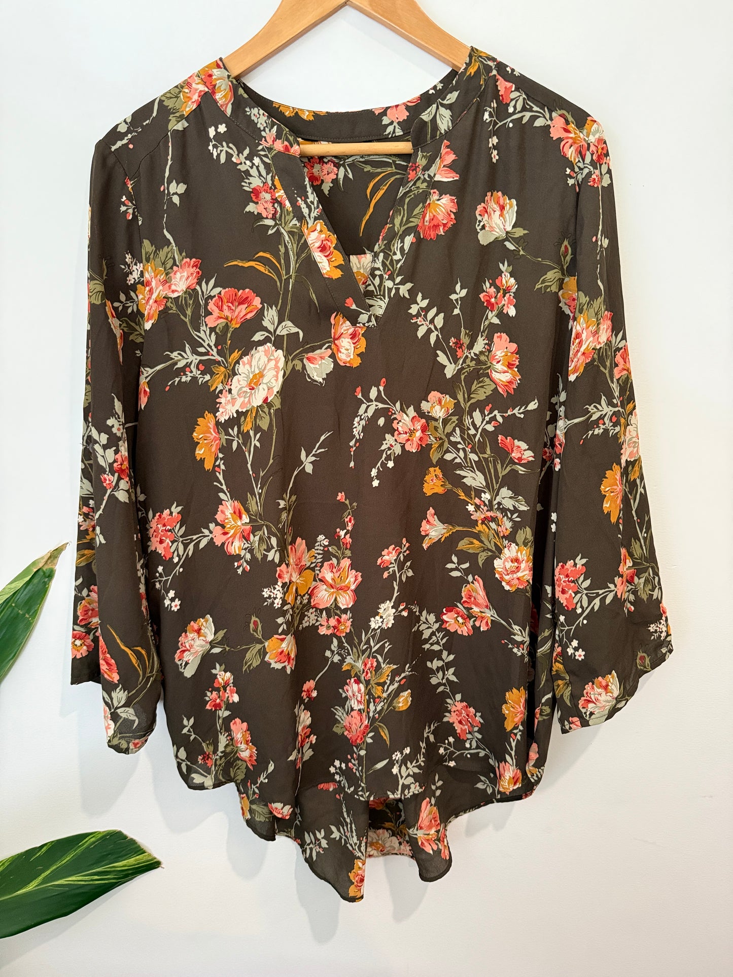 Whistle Floral V-neck Shirt Size U/Arm to U/Arm 59cm