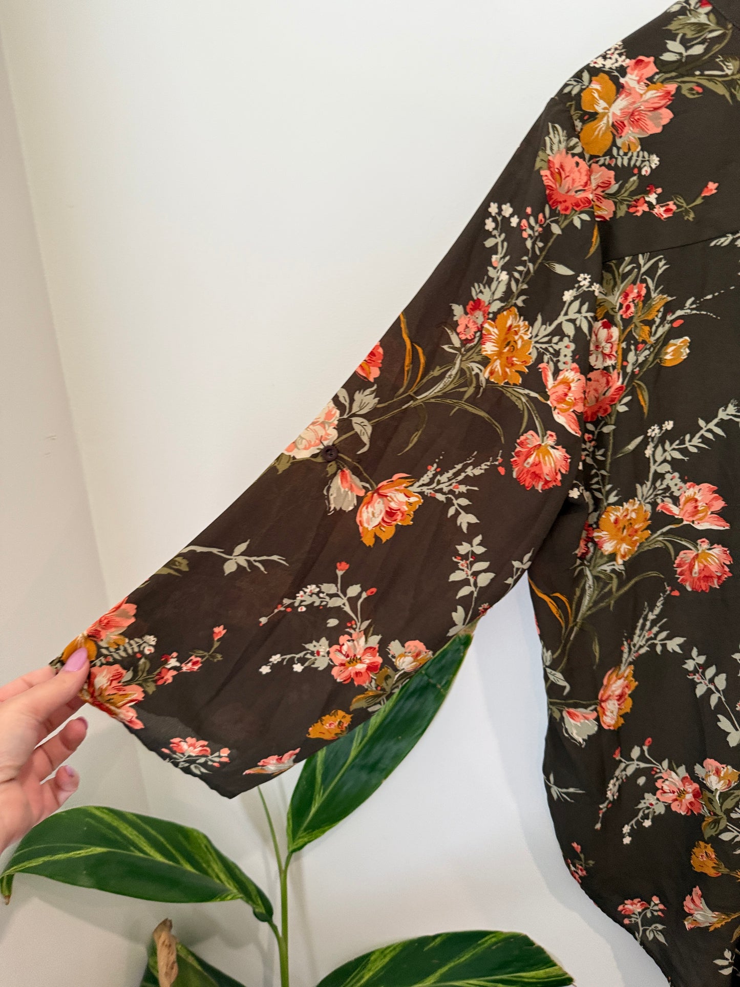 Whistle Floral V-neck Shirt Size U/Arm to U/Arm 59cm