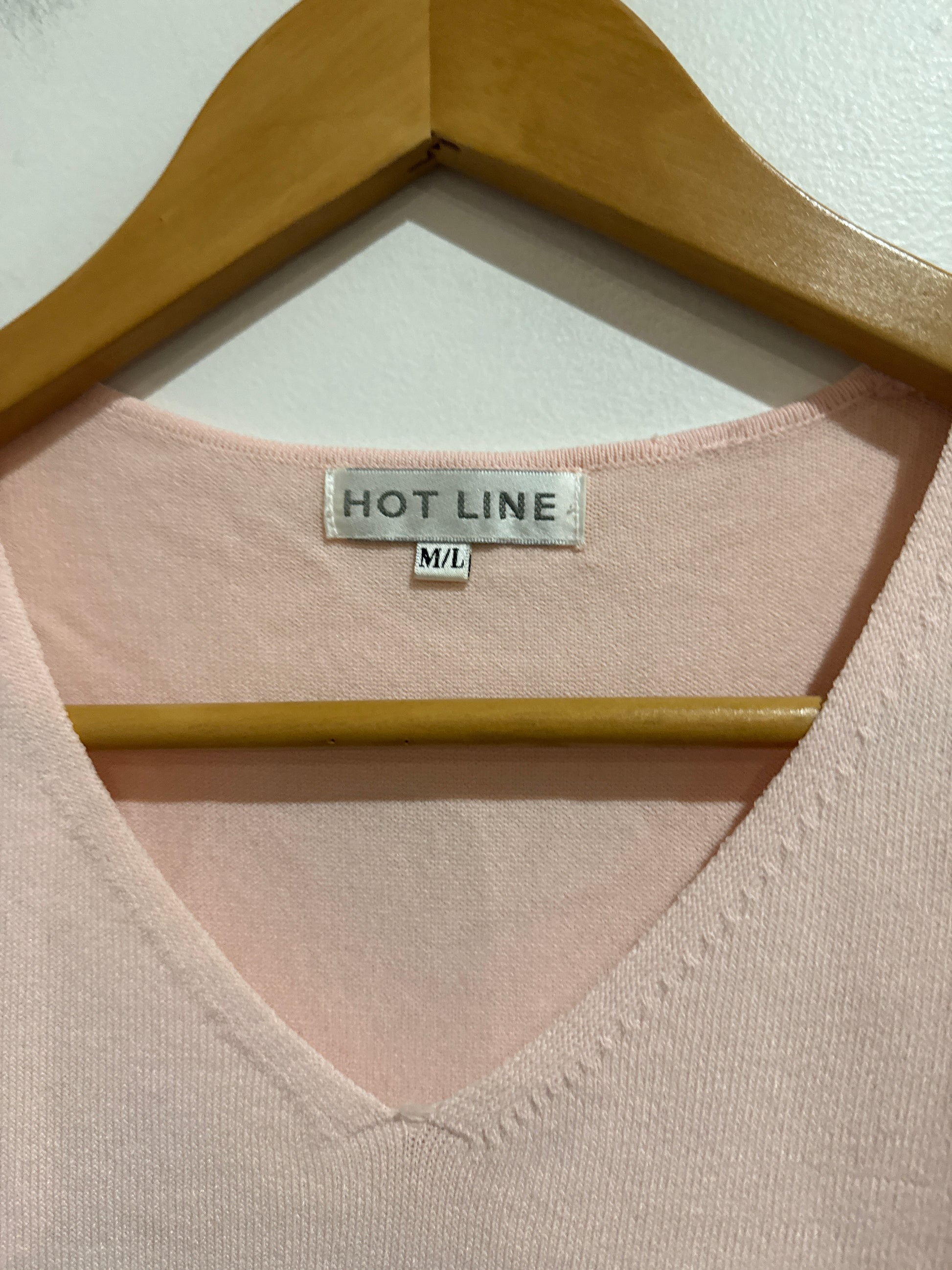 Hot Line Size M/L | U/Arm to U/Arm 40cm Knit V-Neck Top