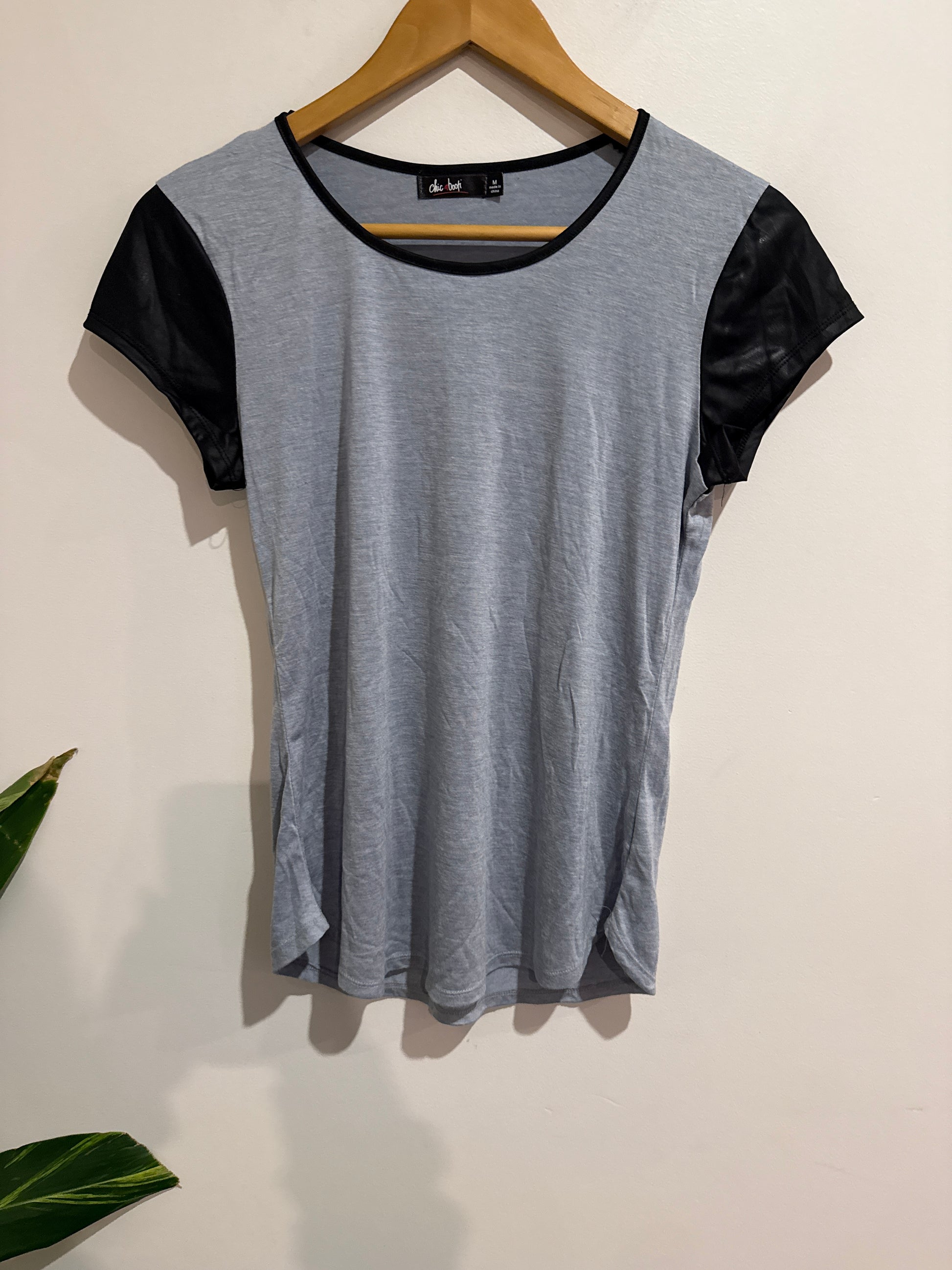 Chic a Booti Size M Crew Neck Top