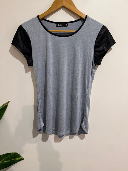 Chic a Booti Size M Crew Neck Top