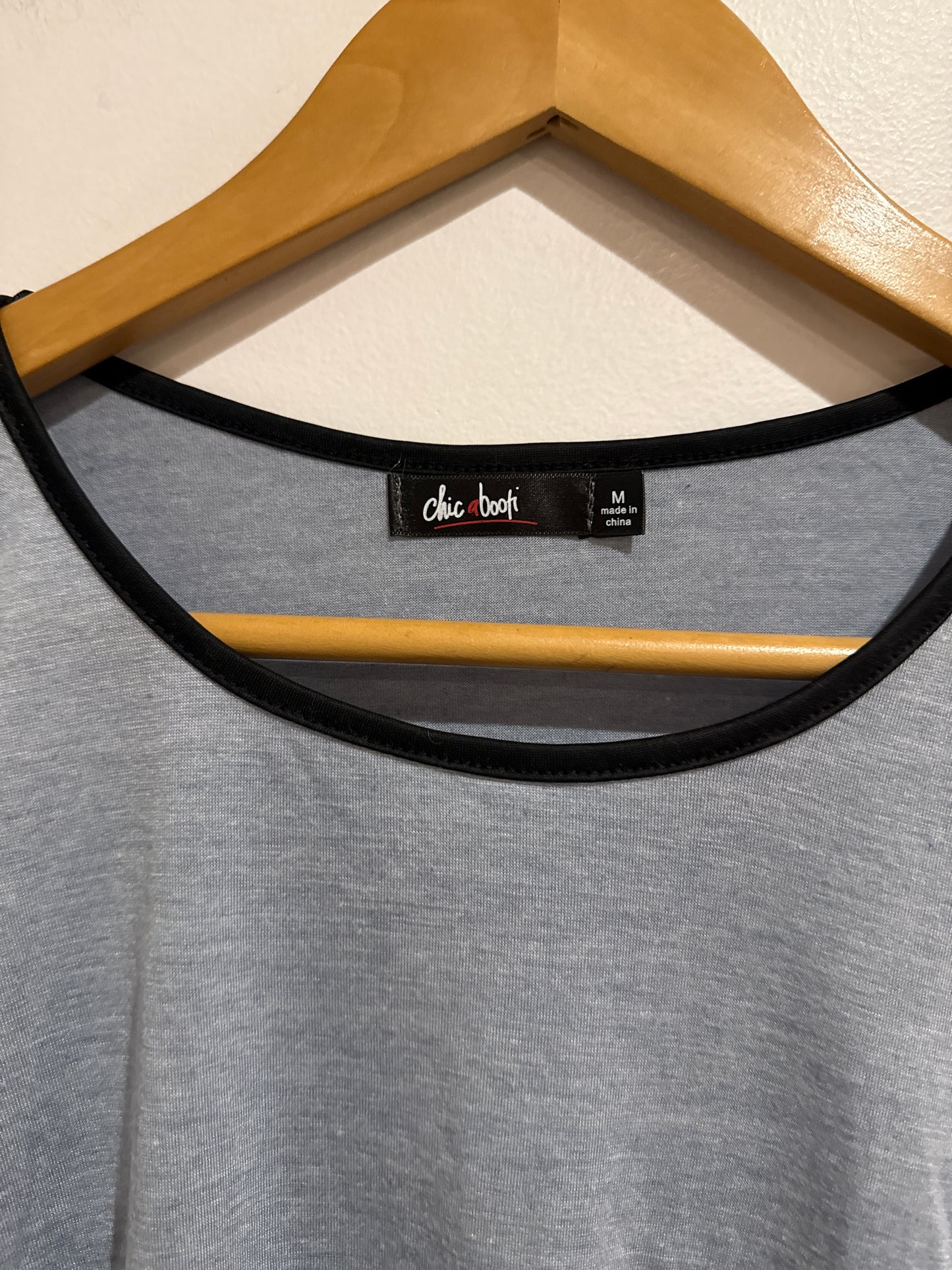 Chic a Booti Size M Crew Neck Top