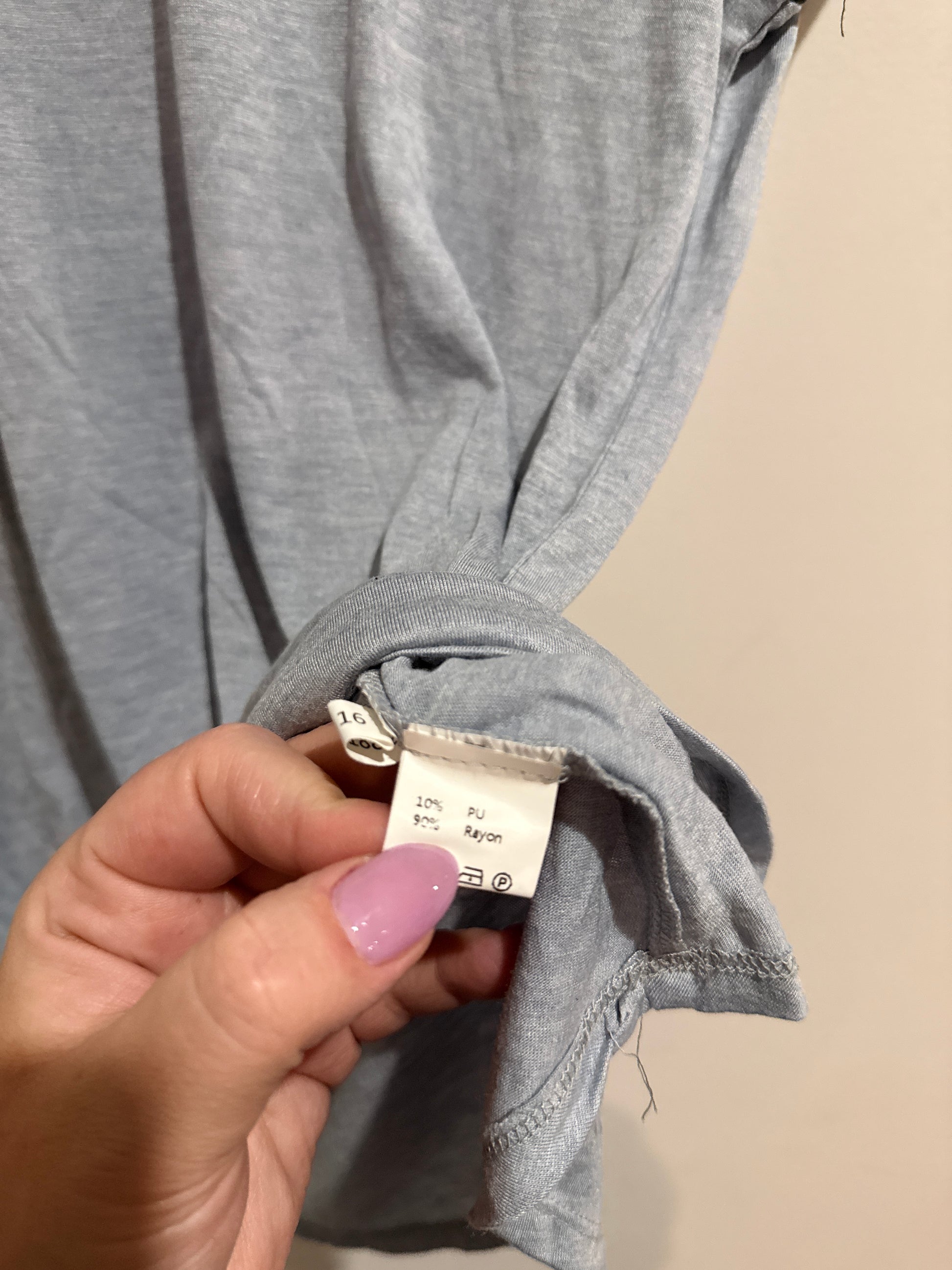 Chic a Booti Size M Crew Neck Top