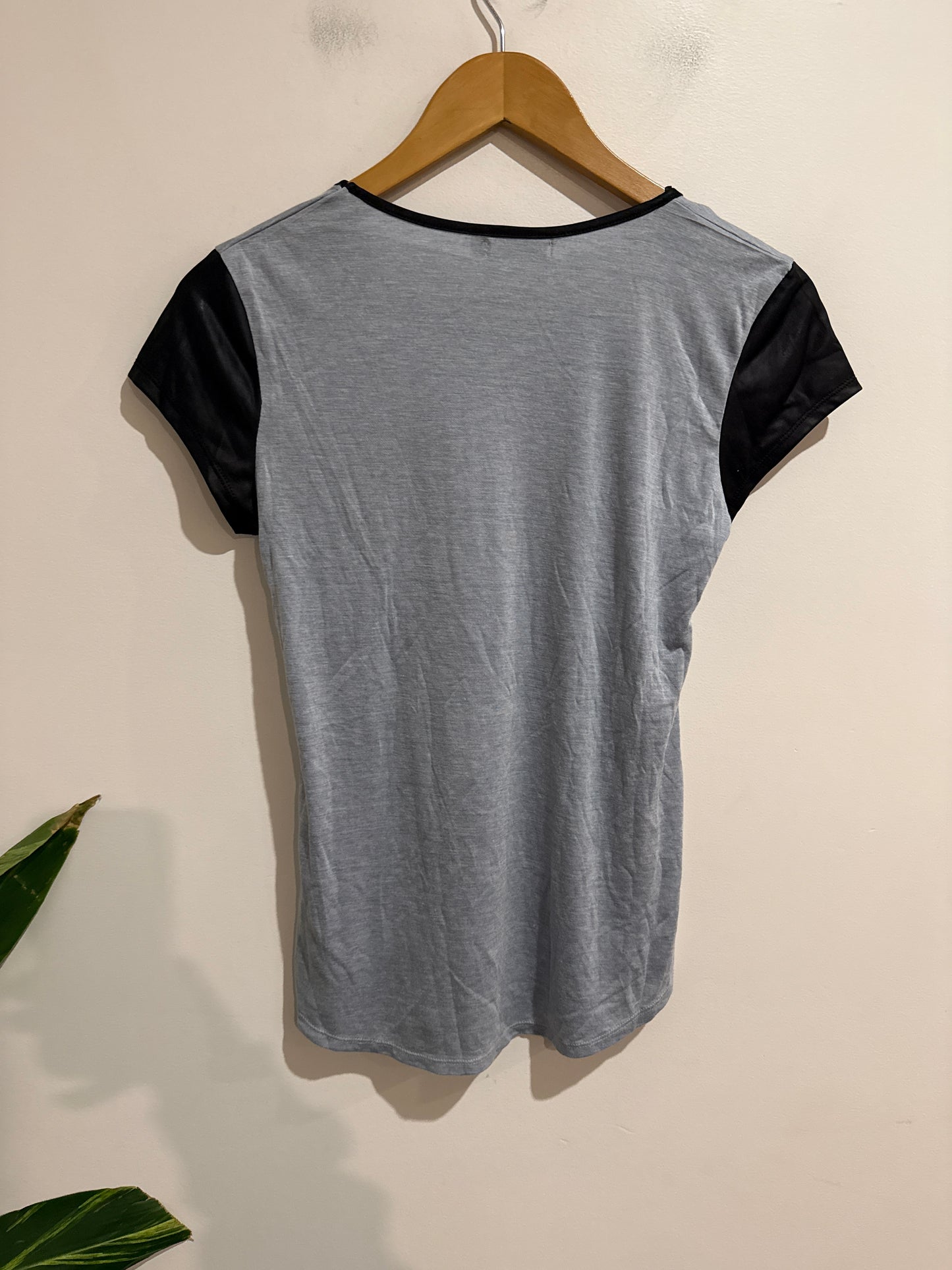 Chic a Booti Size M Crew Neck Top