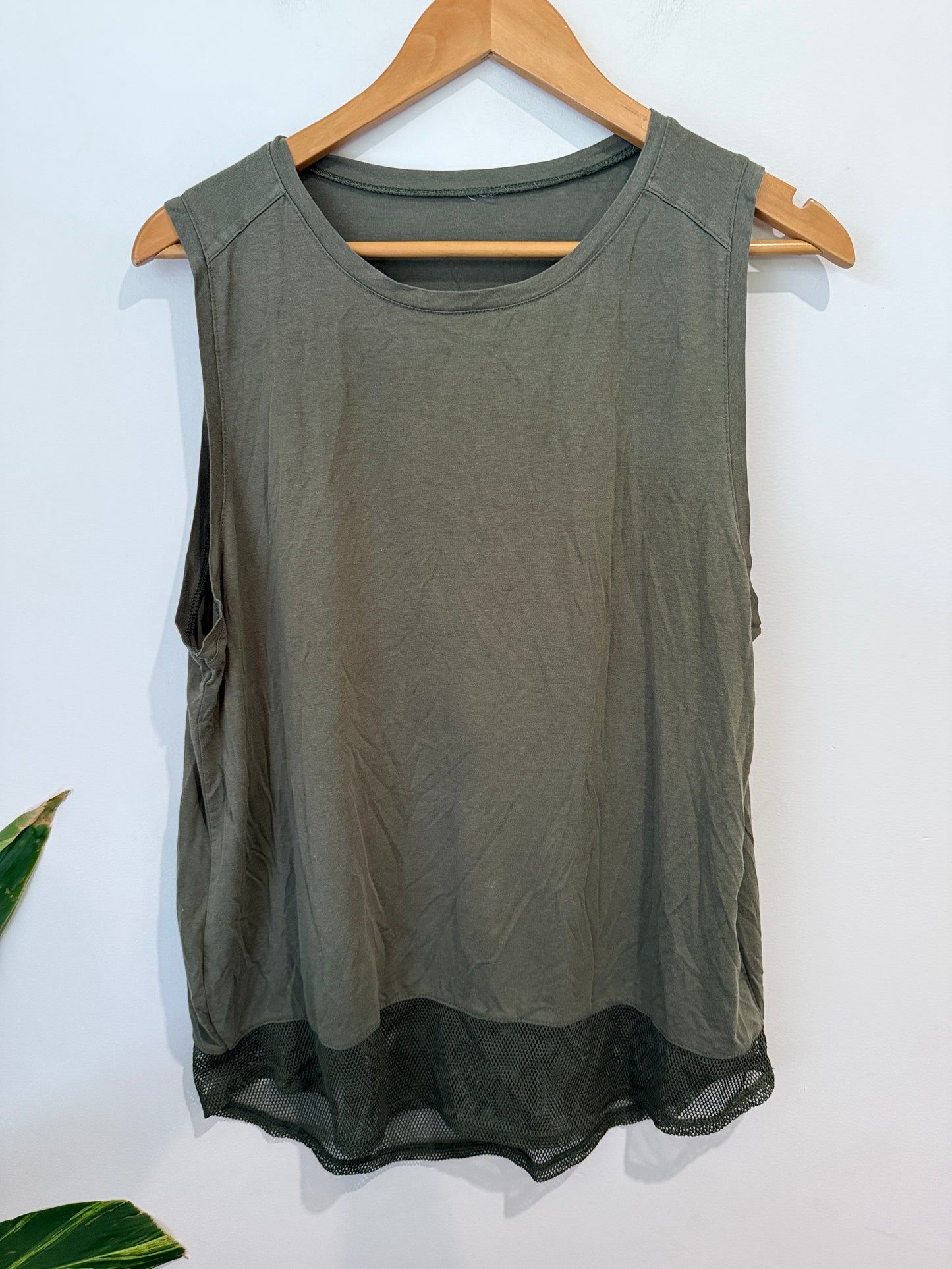 Brand Unknown Sleeveless Tank Top Size U/Arm to U/Arm 56cm