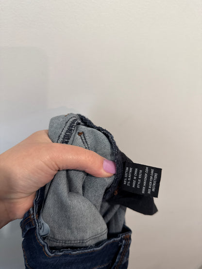 98% Cotton
2% Elastane