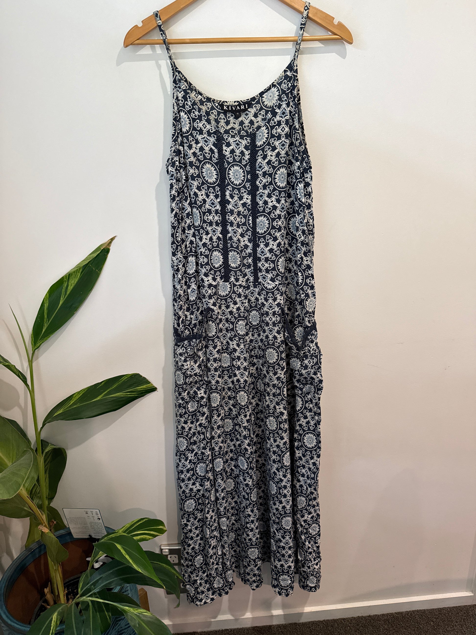 Kivari Size 12 Sleeveless Dress