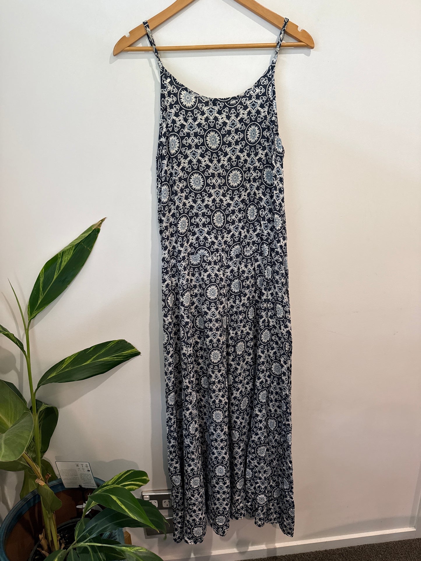 Kivari Size 12 Sleeveless Dress