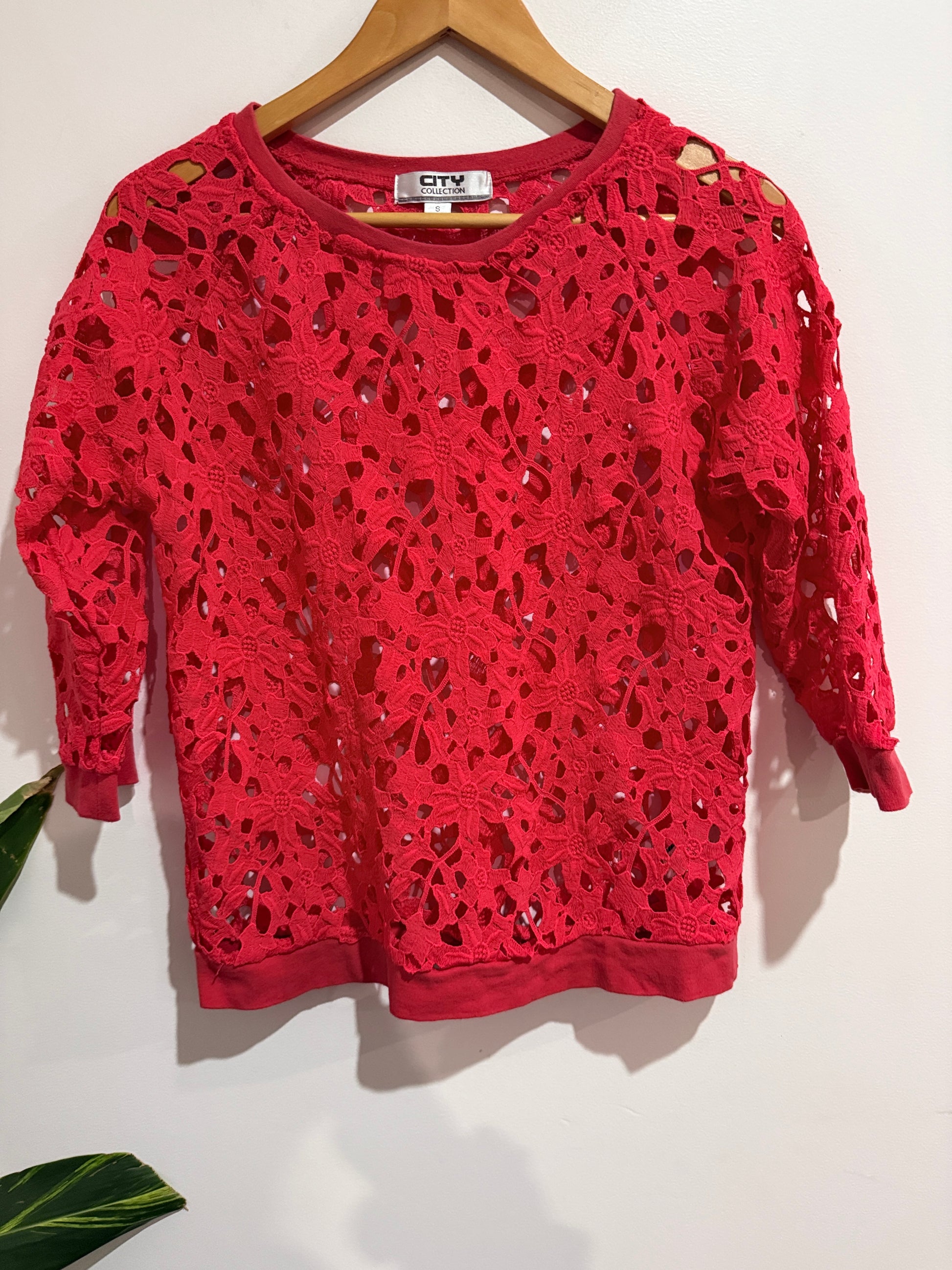 City Collection Size S Red Floral Crochet Lace Top