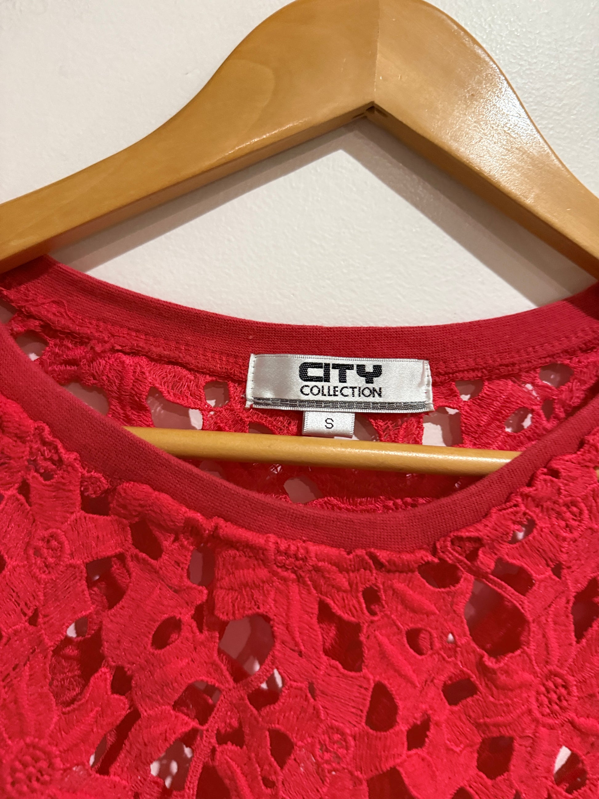 City Collection Size S Red Floral Crochet Lace Top
