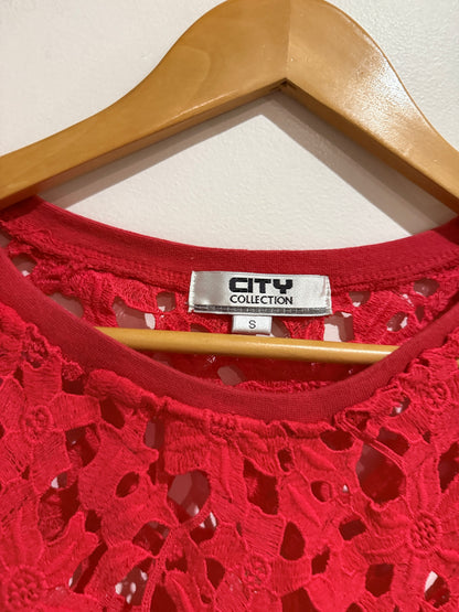 City Collection Size S Red Floral Crochet Lace Top
