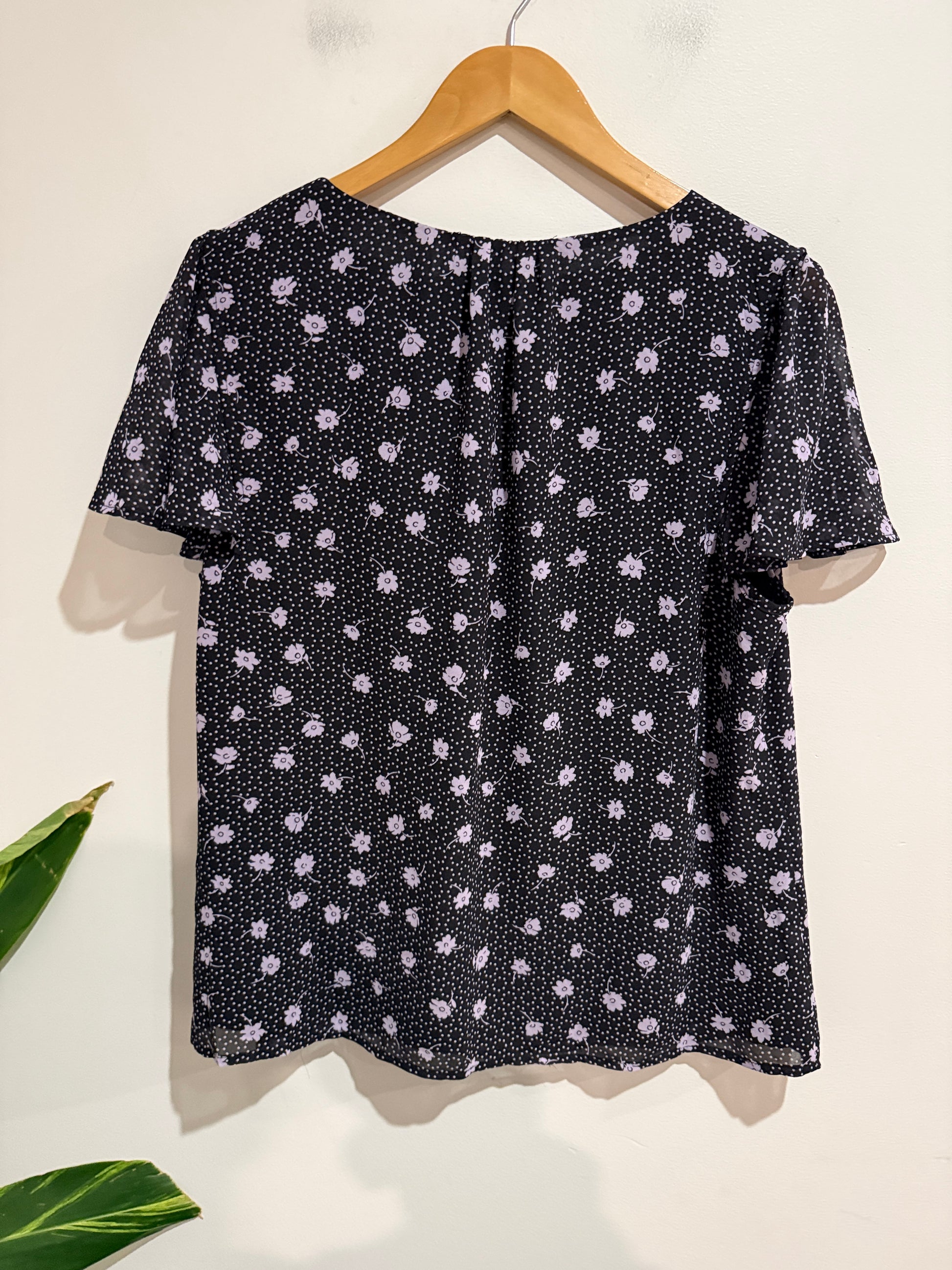 Jacqui E Size 14 Black Floral Polka Dot Top