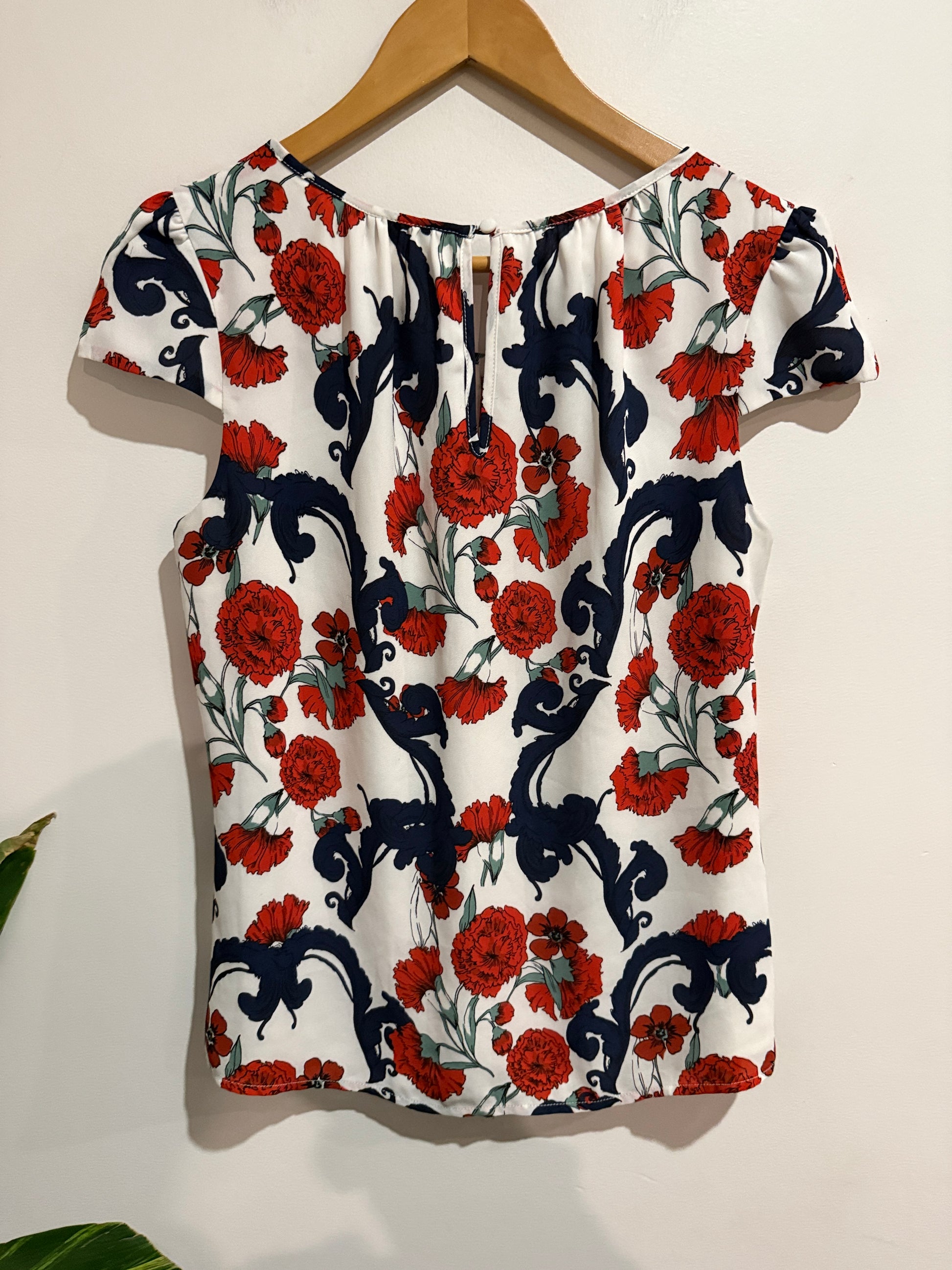 Jacqui E Size 10 Navy Red Floral Print Top