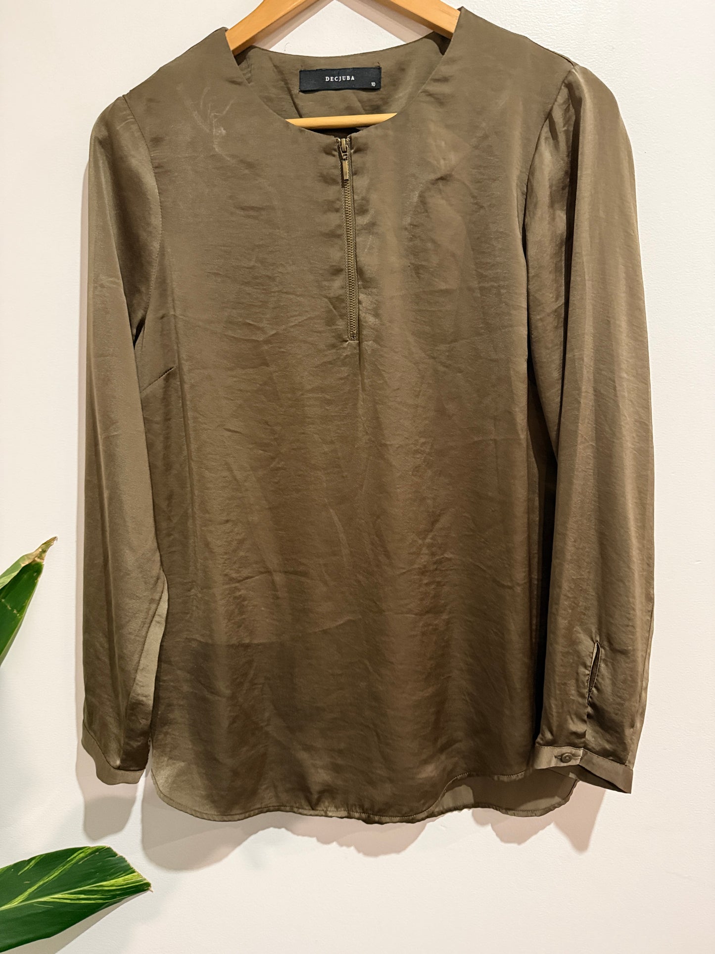 Decjuba Size 10 Olive Satin Zip Front Top