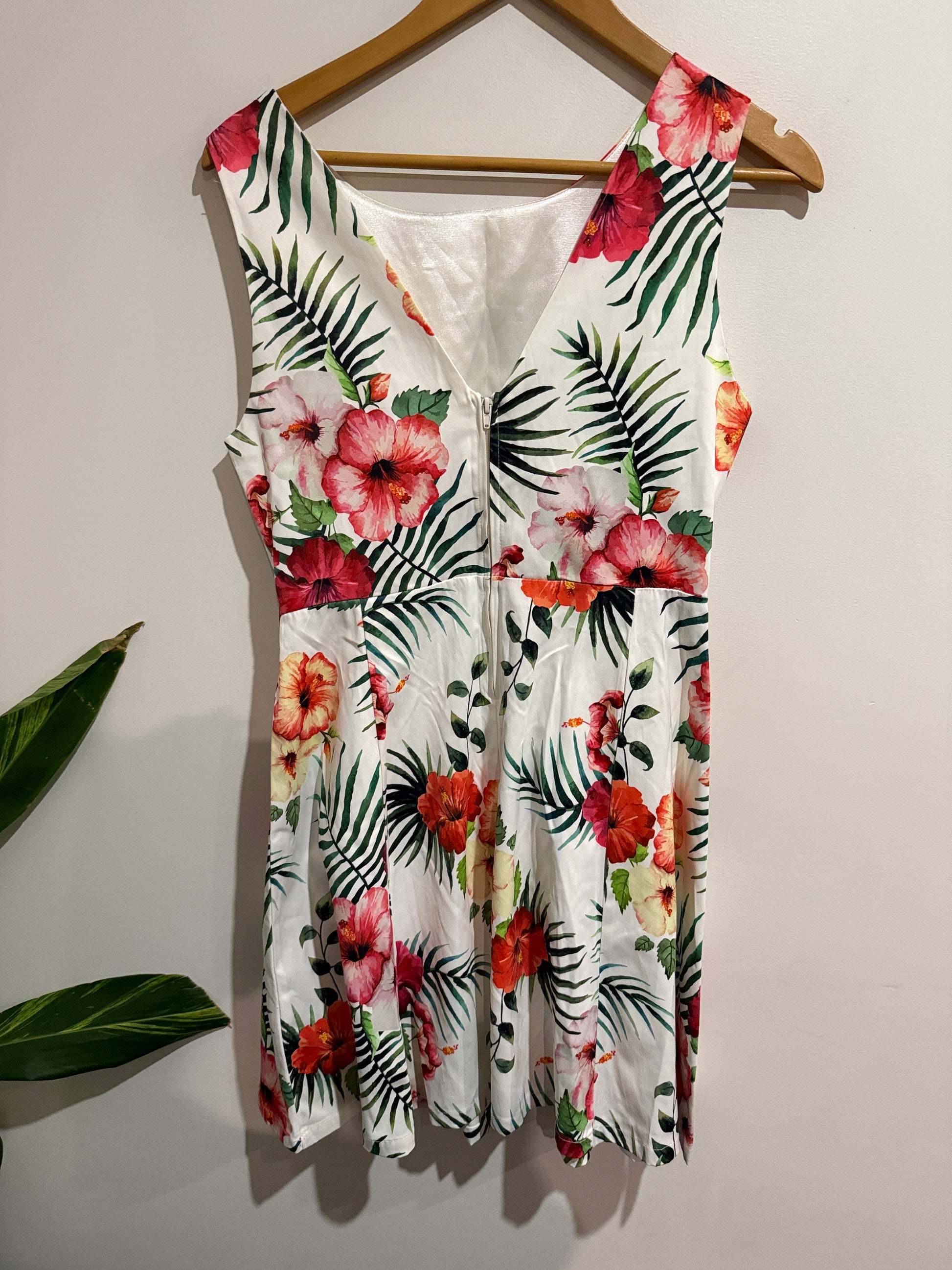 Pagani Size 10 White Tropical Print Dress
