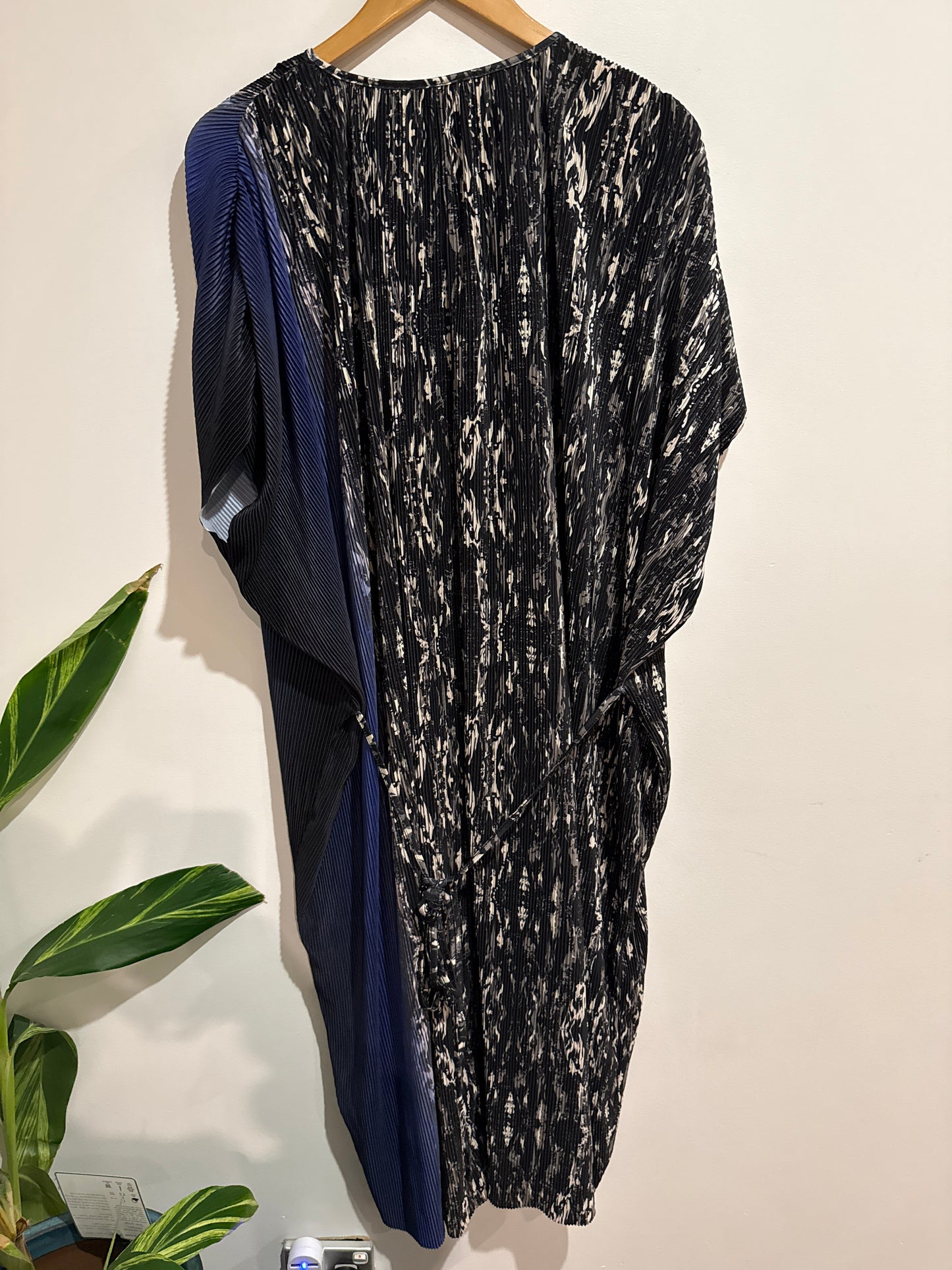 Refinity Crinkle Midi Dress Size L