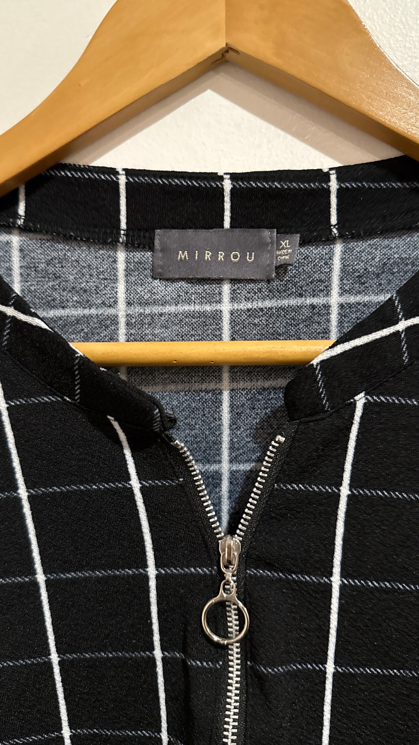 Mirrou Size XL Grid Check Zip Front Top
