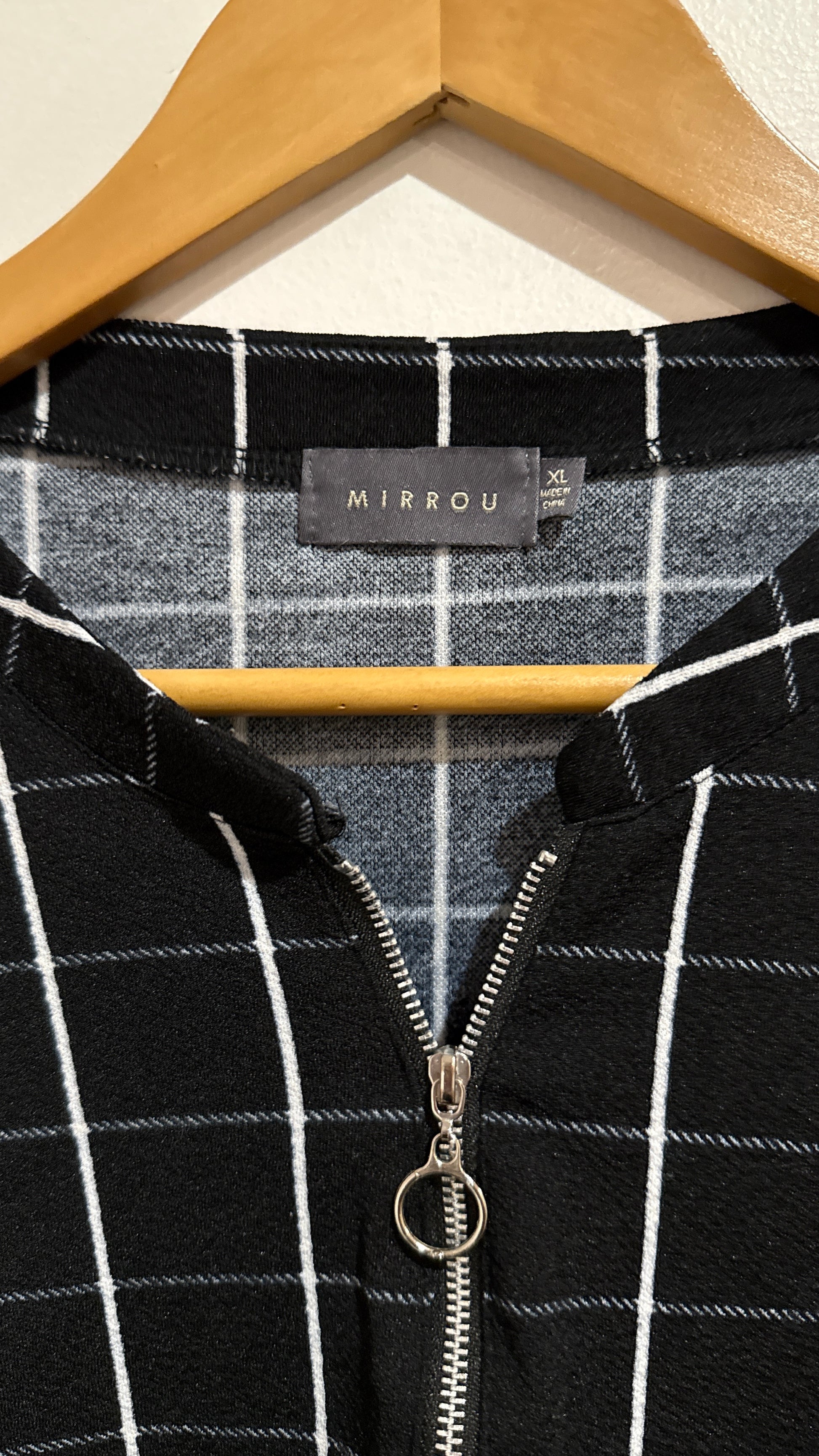 Mirrou Size XL Grid Check Zip Front Top