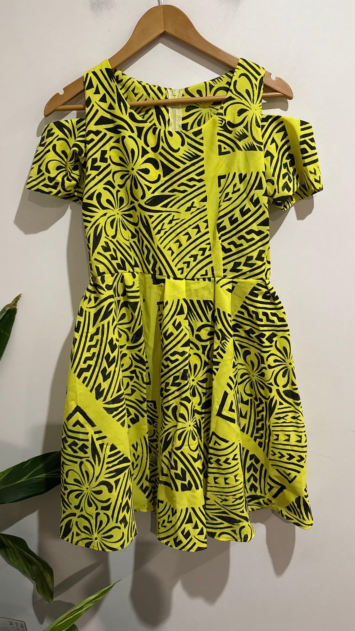 Brand Unknown Size: U/Arm to U/Arm 43cm Cold Shoulder Skater Dress