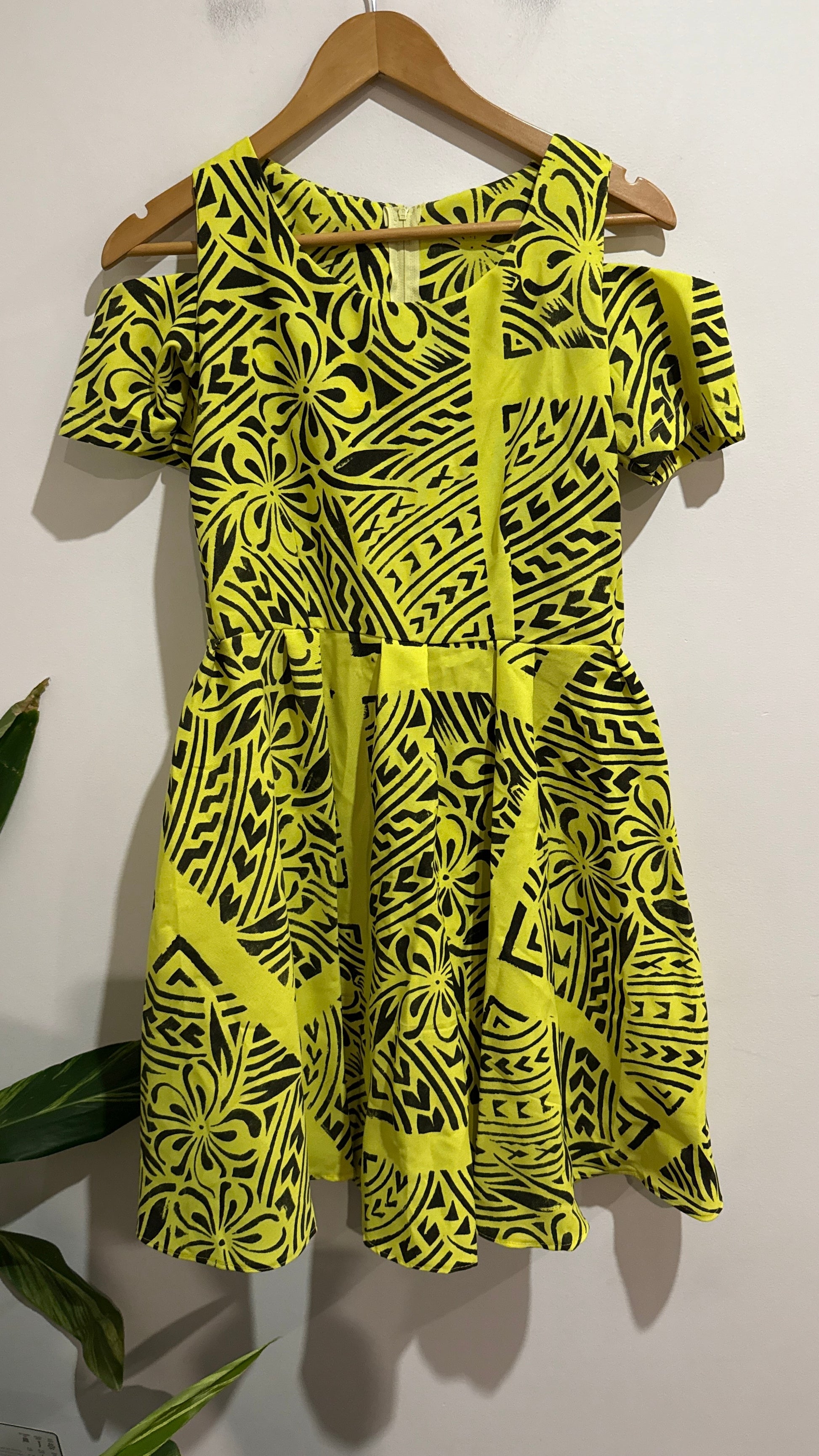 Brand Unknown Size: U/Arm to U/Arm 43cm Cold Shoulder Skater Dress