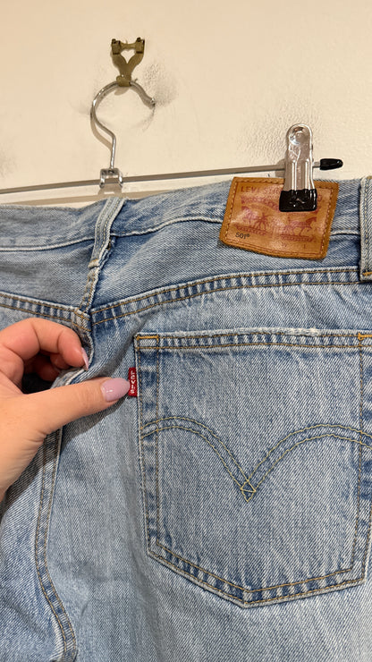 Vintage Levi's Light Wash Distressed Jeans Size W26 L32
