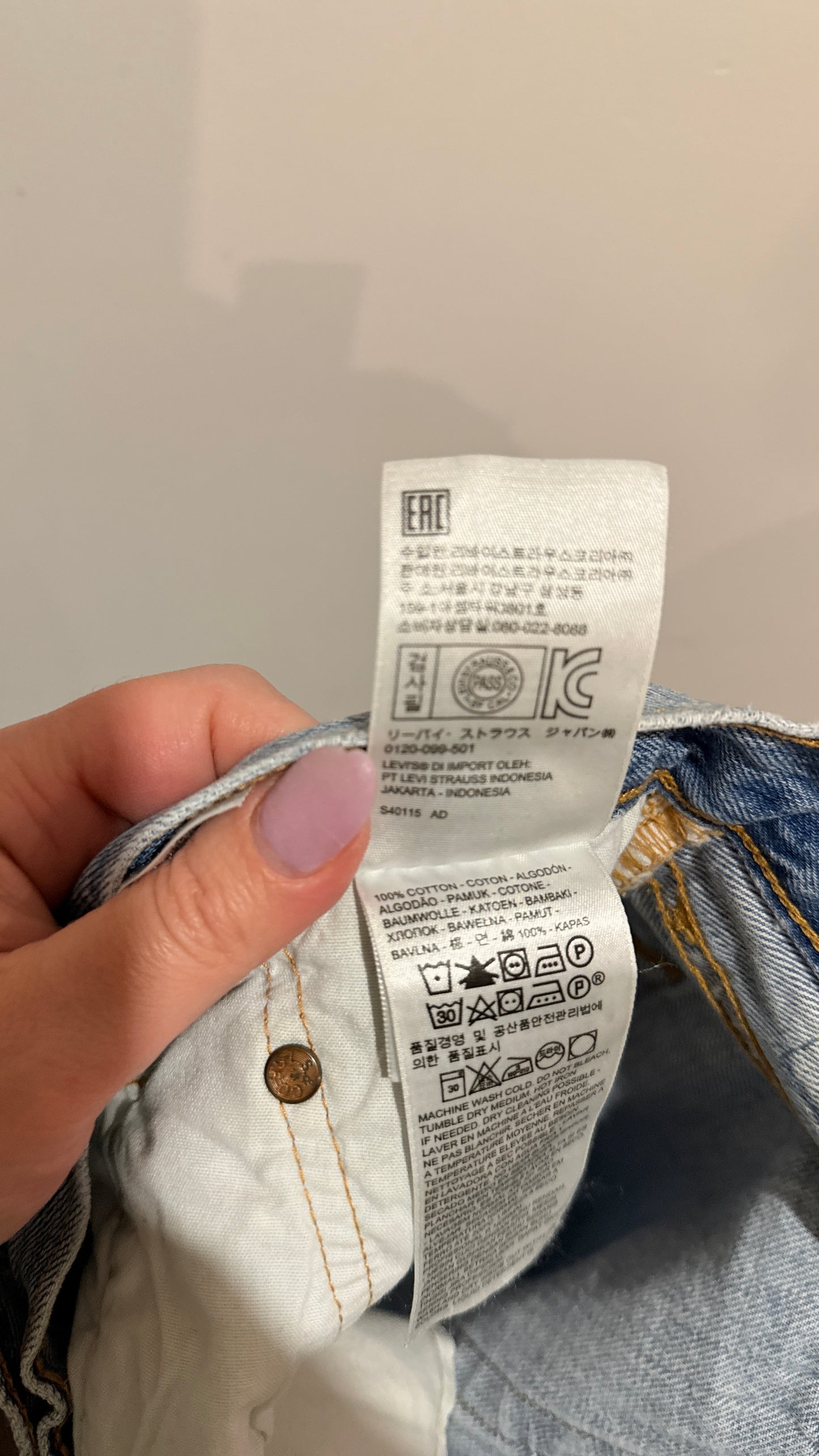 Vintage Levi's Light Wash Distressed Jeans Size W26 L32