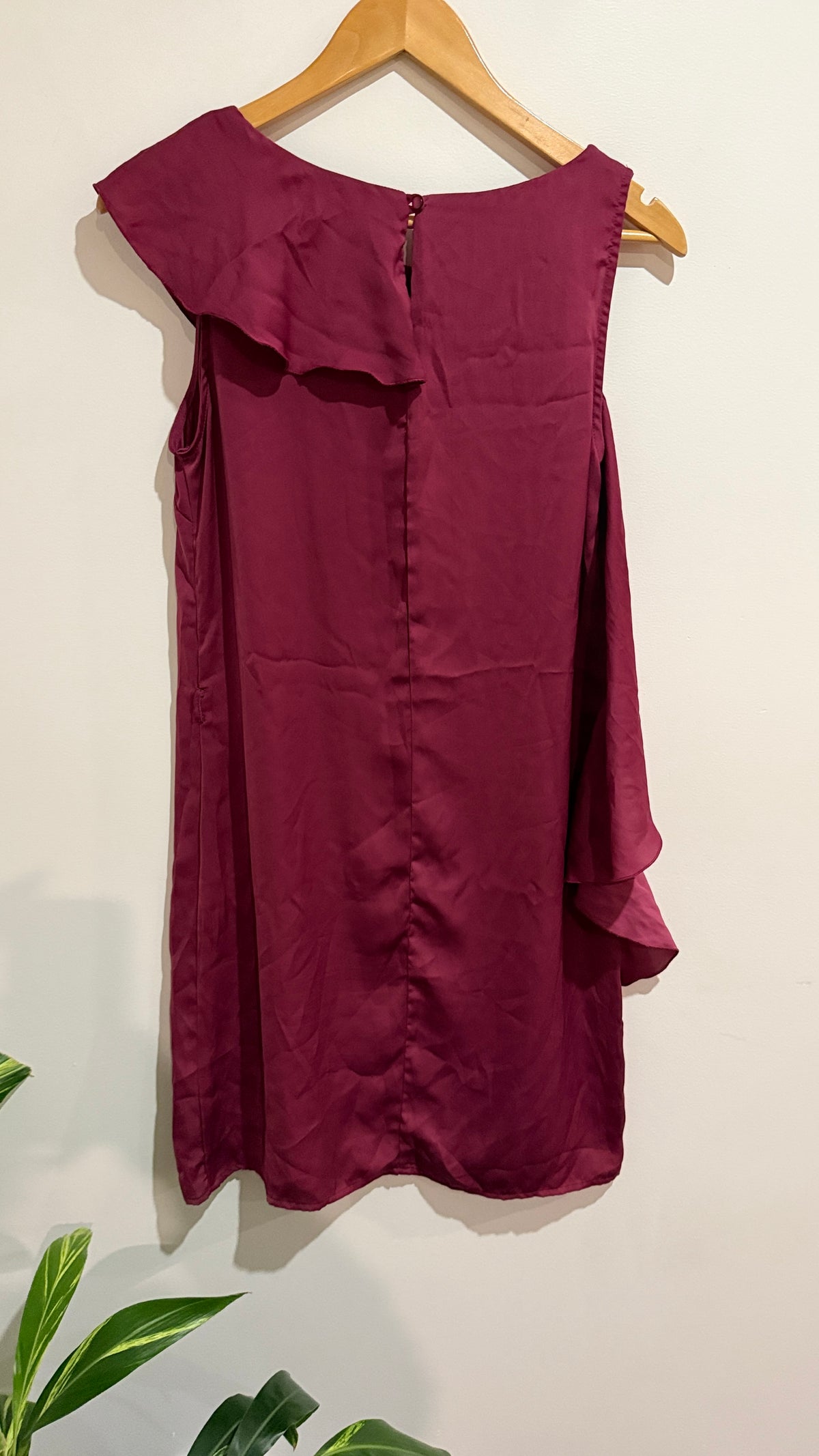 RIU Size 40 Burgundy Ruffle Detail Dress