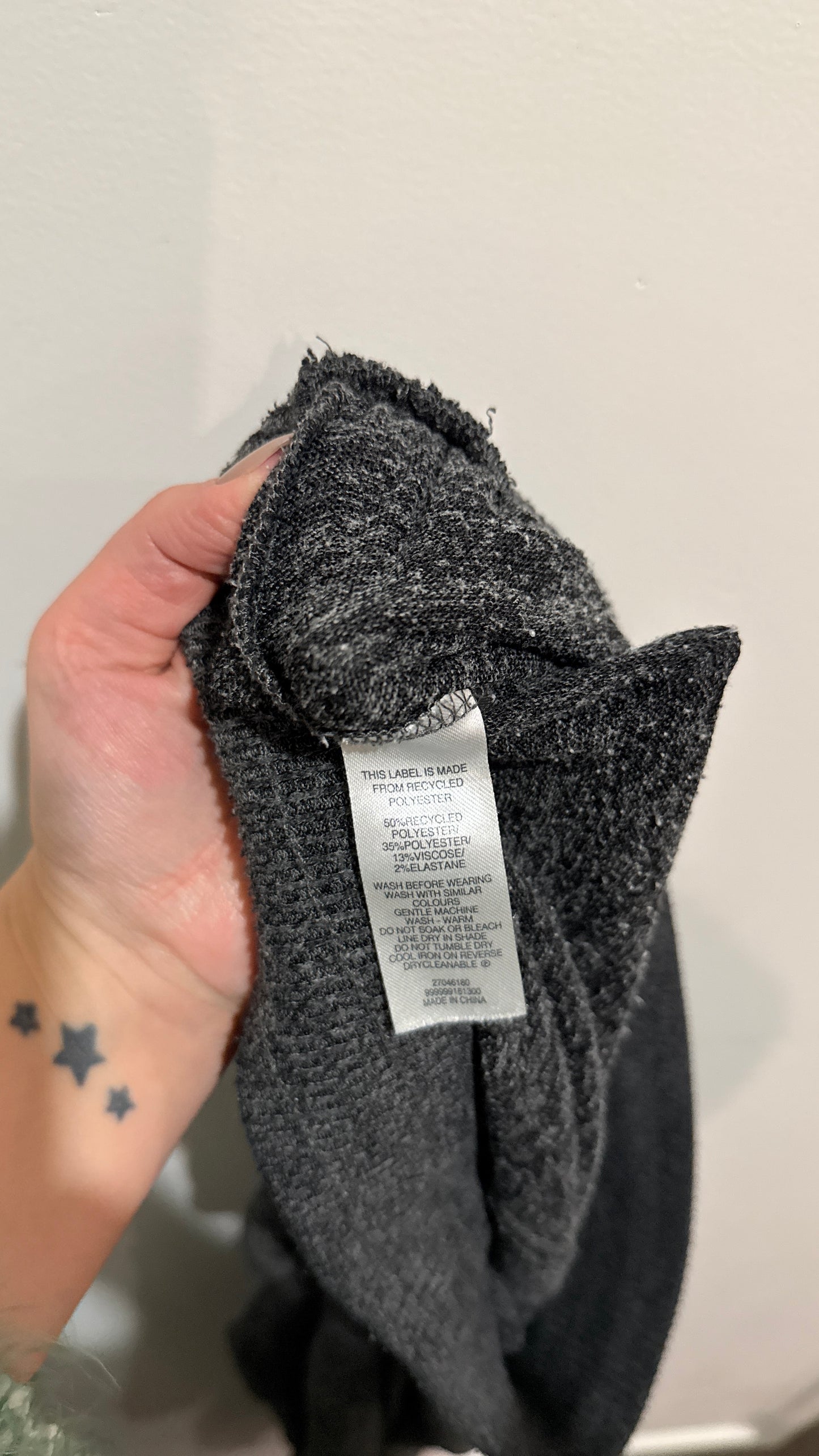 50% Recyled Polyester
35% Polyester
13% Viscose
2% Elastane