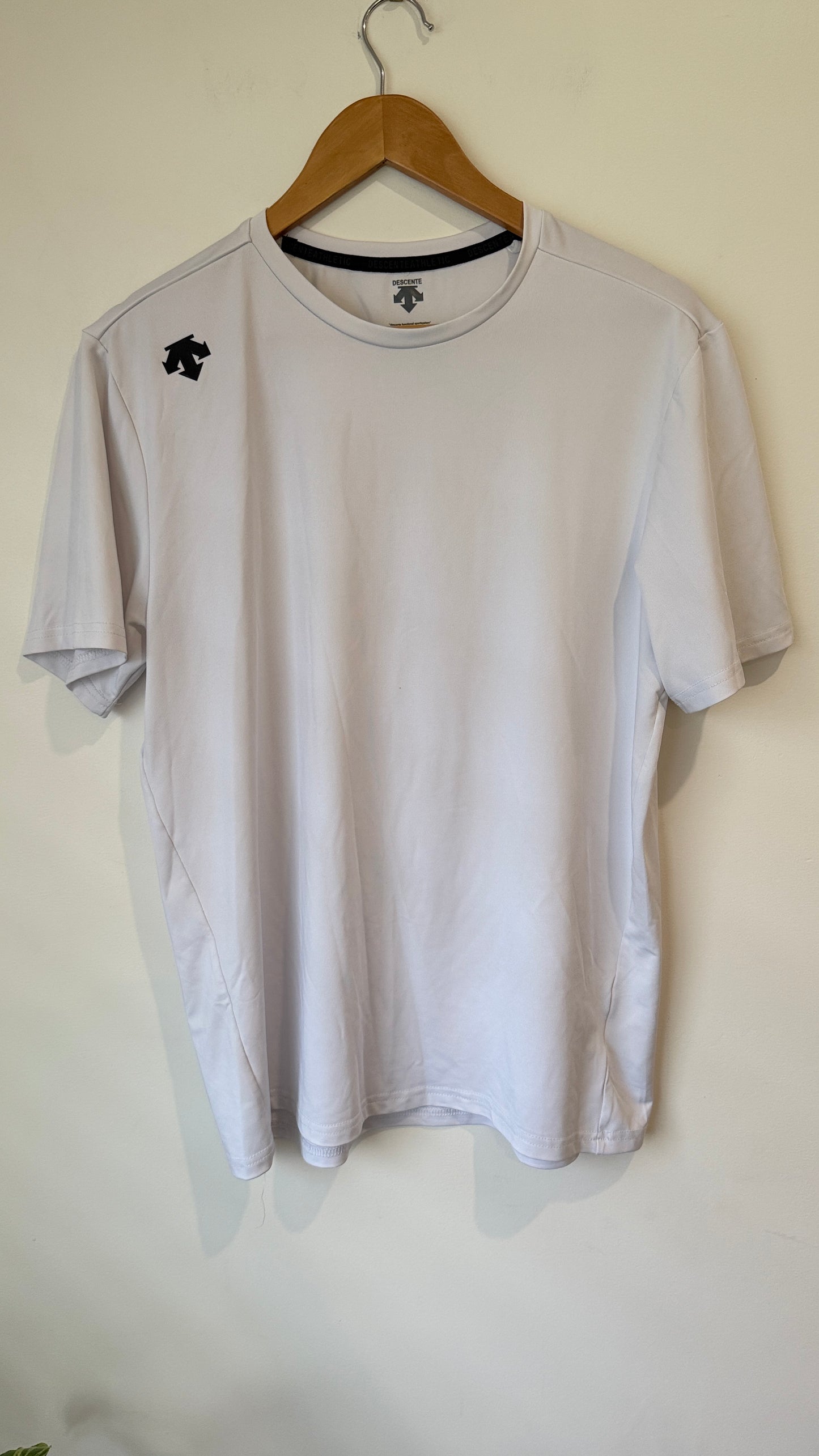 Descente Size M White Athletic T-Shirt