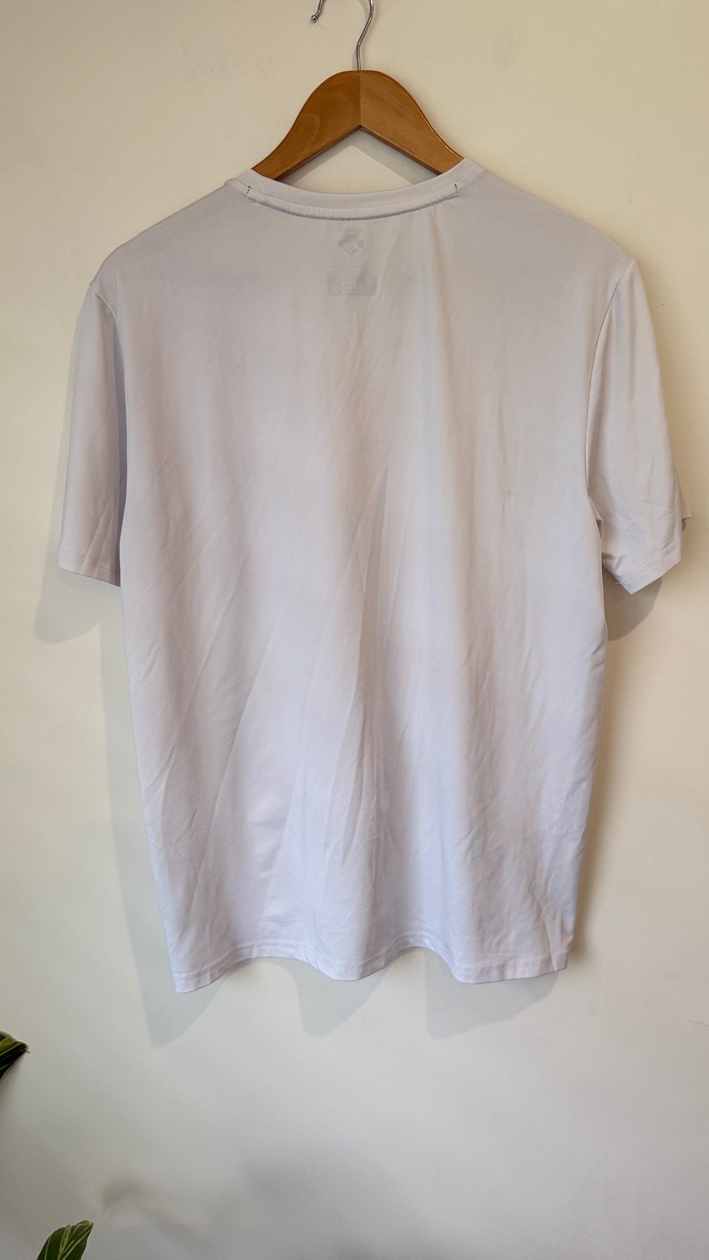 Descente Size M White Athletic T-Shirt