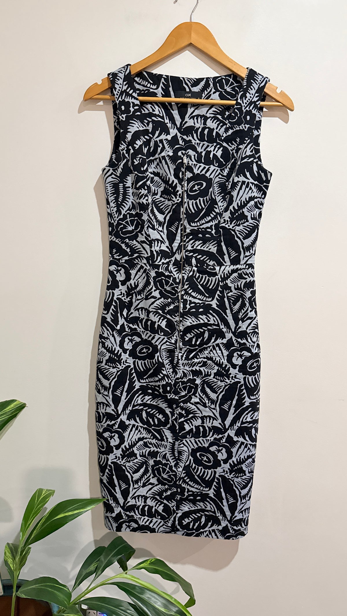 Cue Black & White Botanical Print Zip Front Dress Size 8