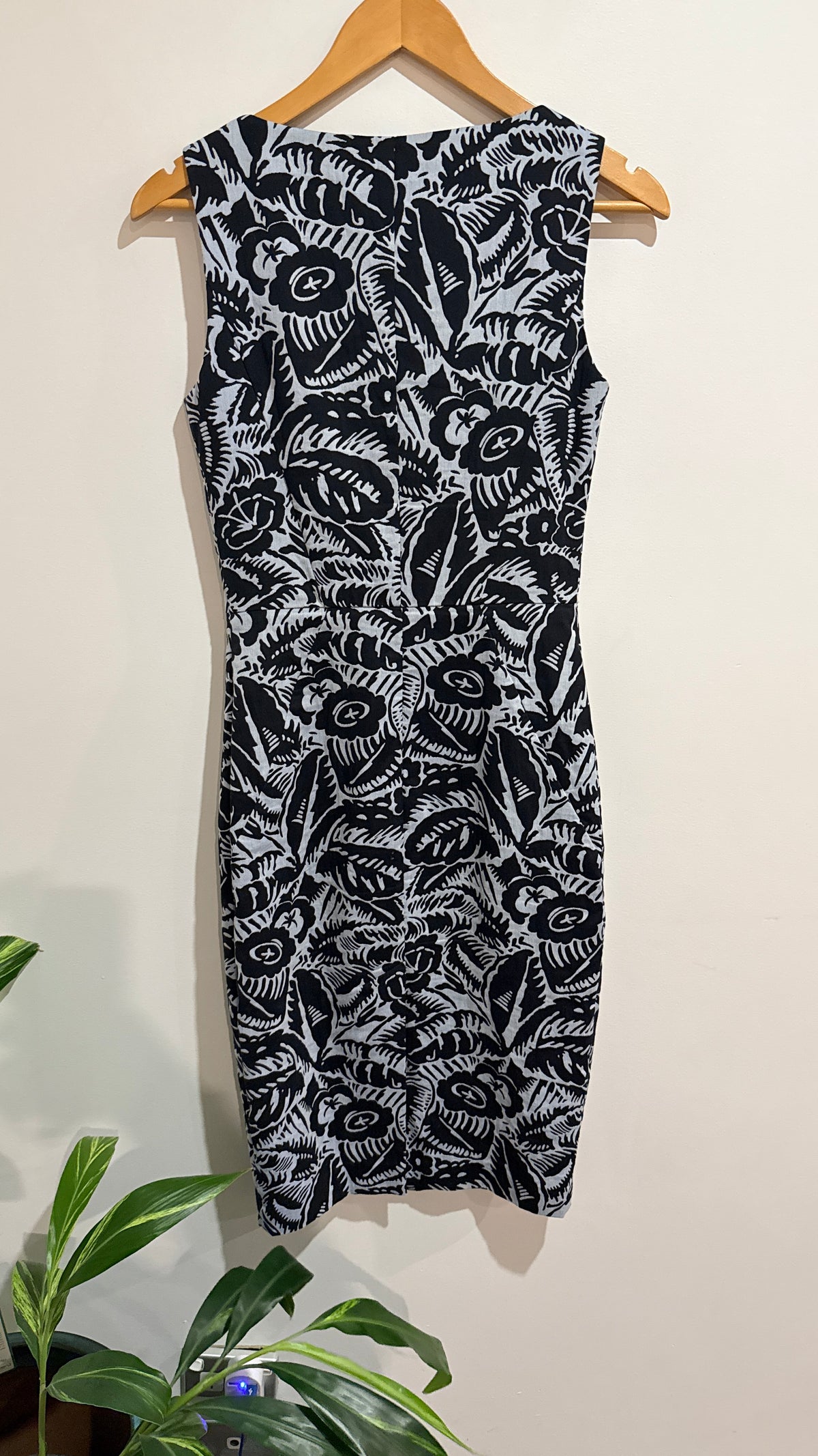 Cue Black & White Botanical Print Zip Front Dress Size 8