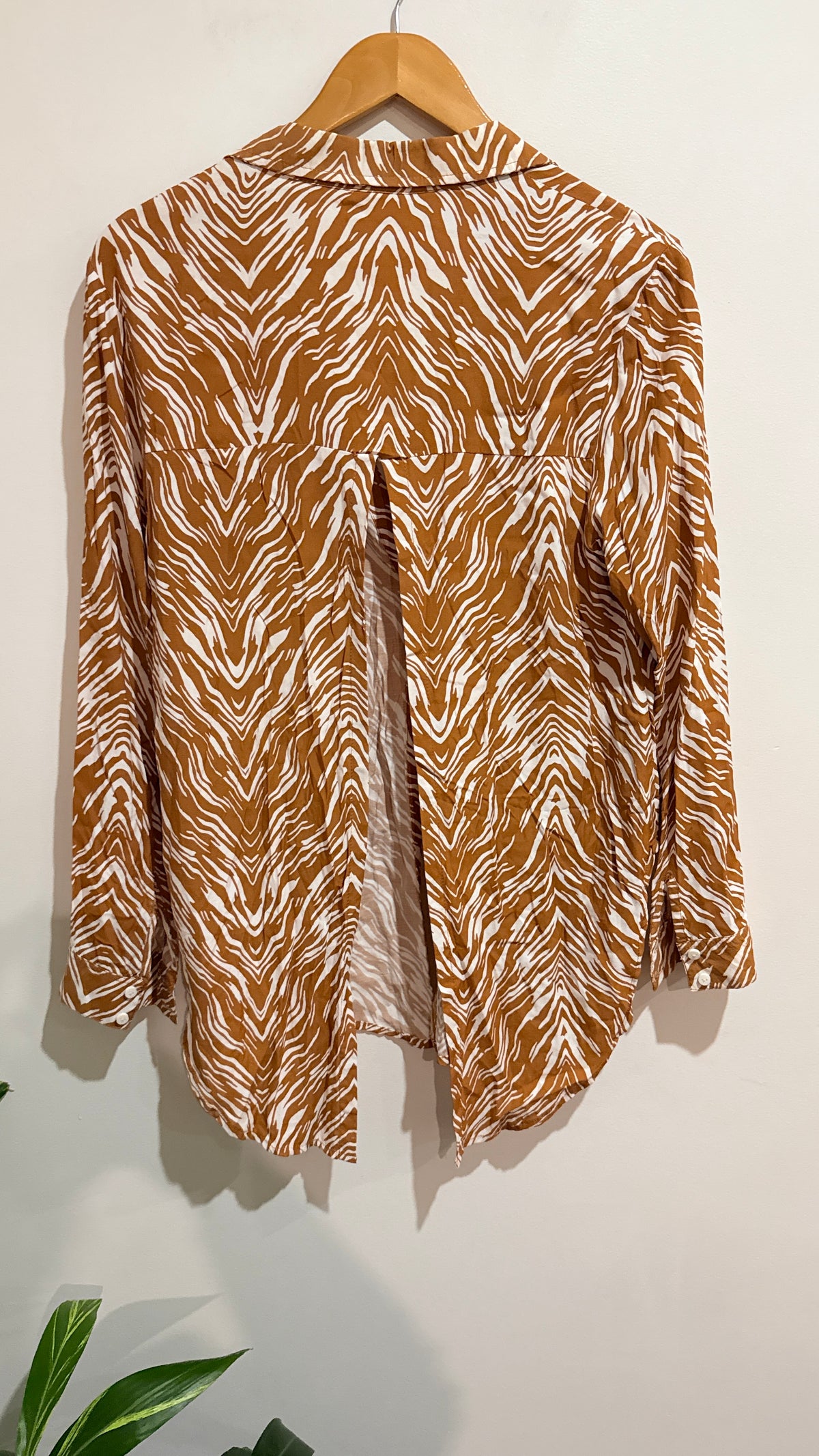 Zulu & Zephyr Tan Zebra Print Long Sleeve Shirt Size 8