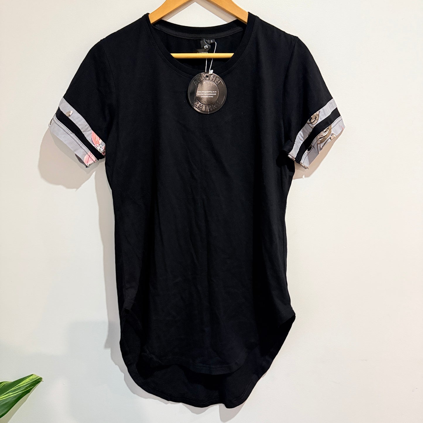 Chinga Black Floral-Panel Longline T-Shirt Size S